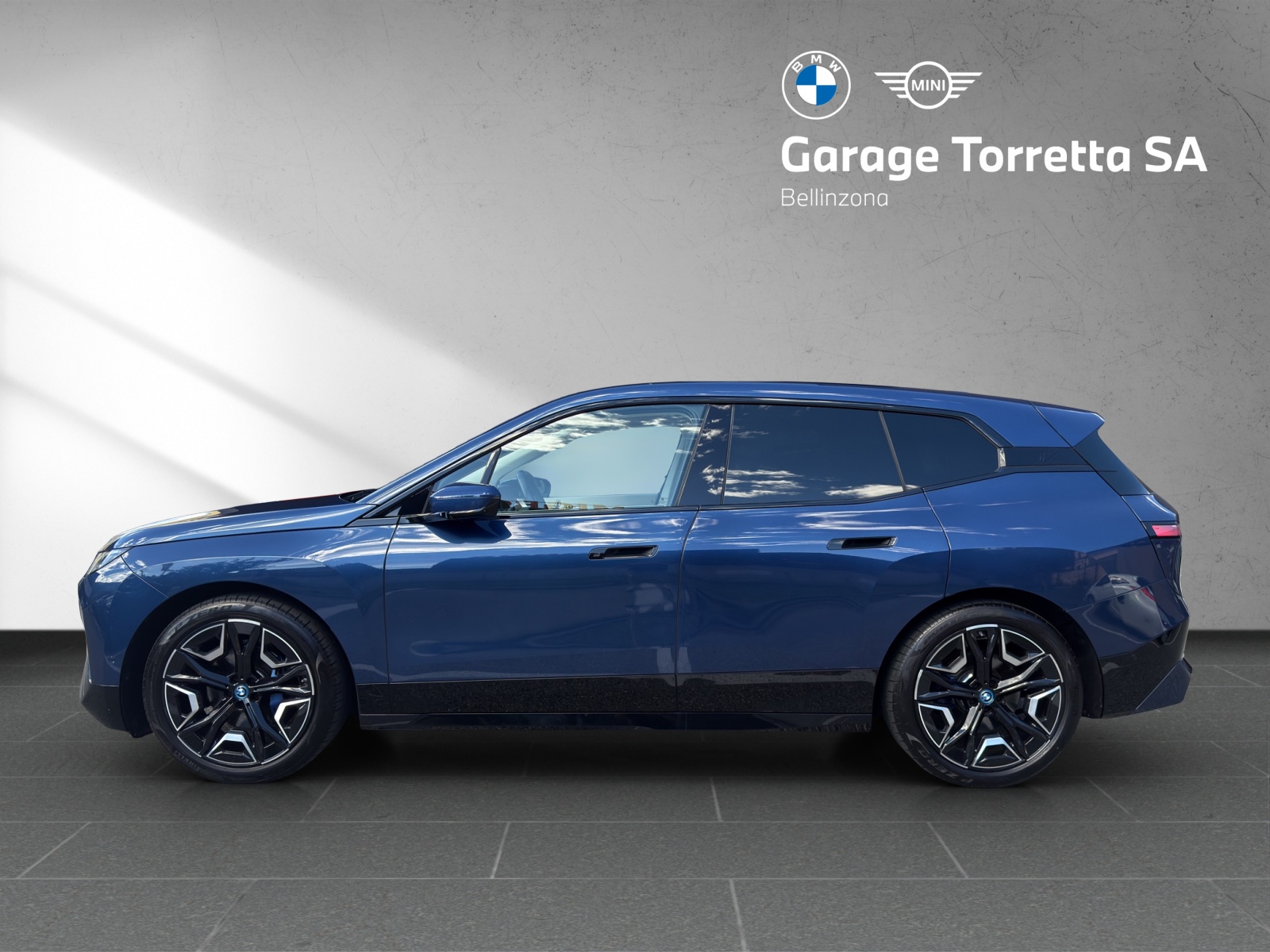BMW iX xDrive40 M Sport-showroom-element-1