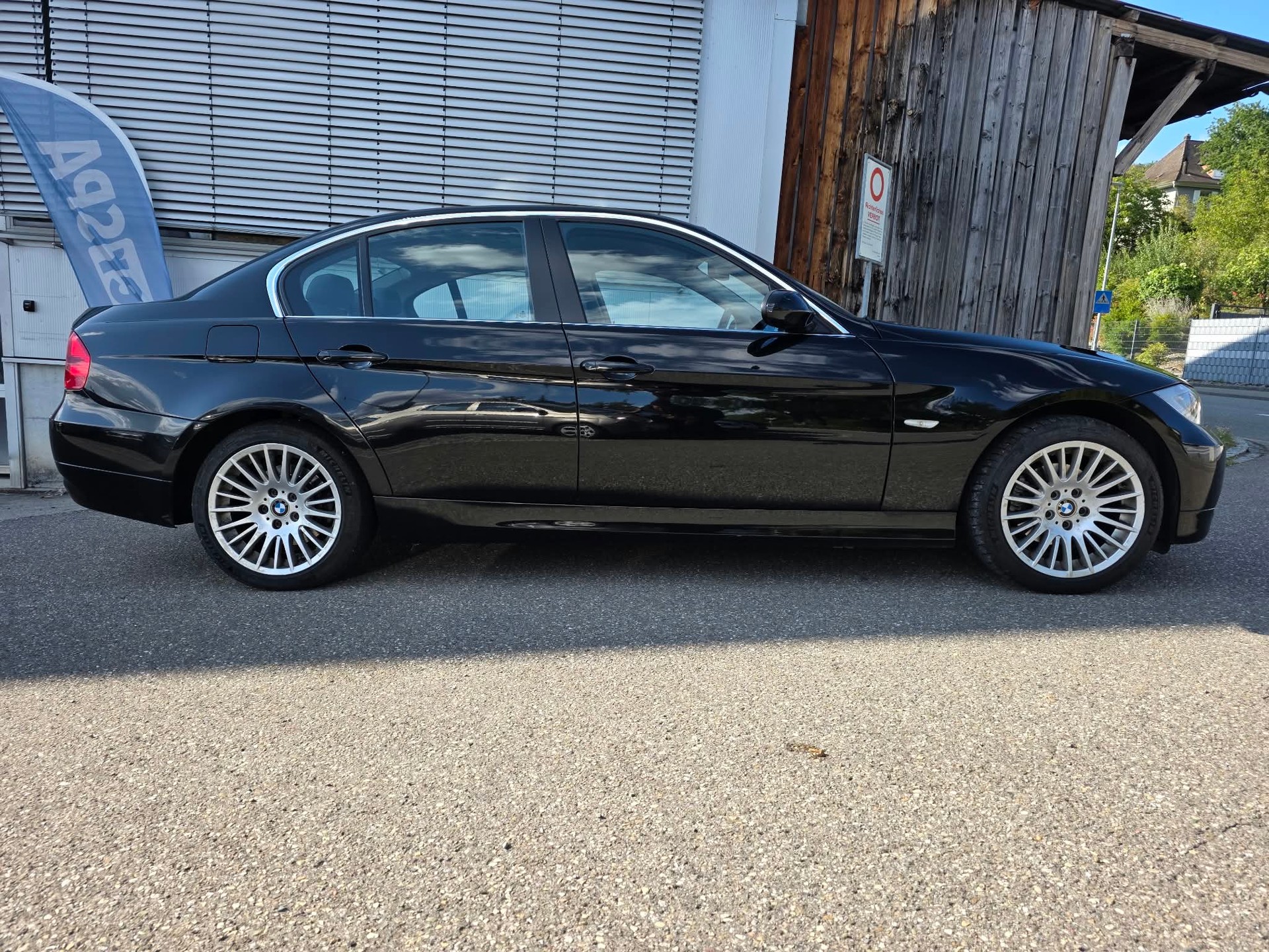 BMW 325xi-image-12