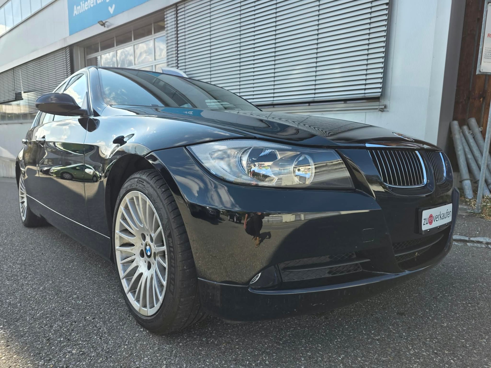 BMW 325xi-image-2