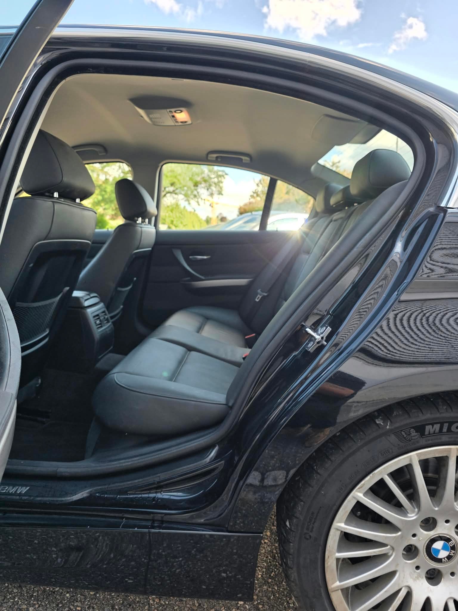 BMW 325xi-image-9