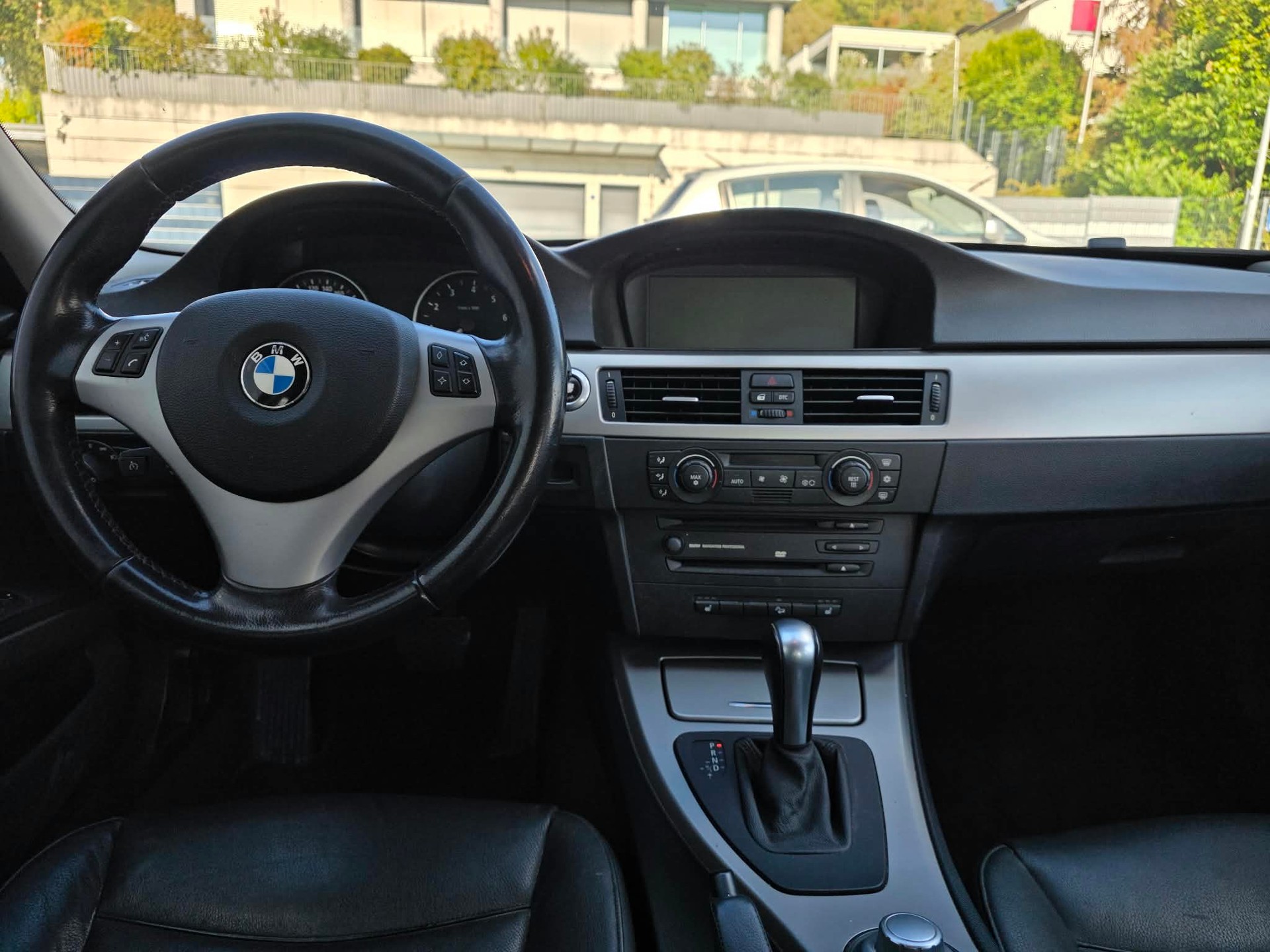 BMW 325xi-image-6