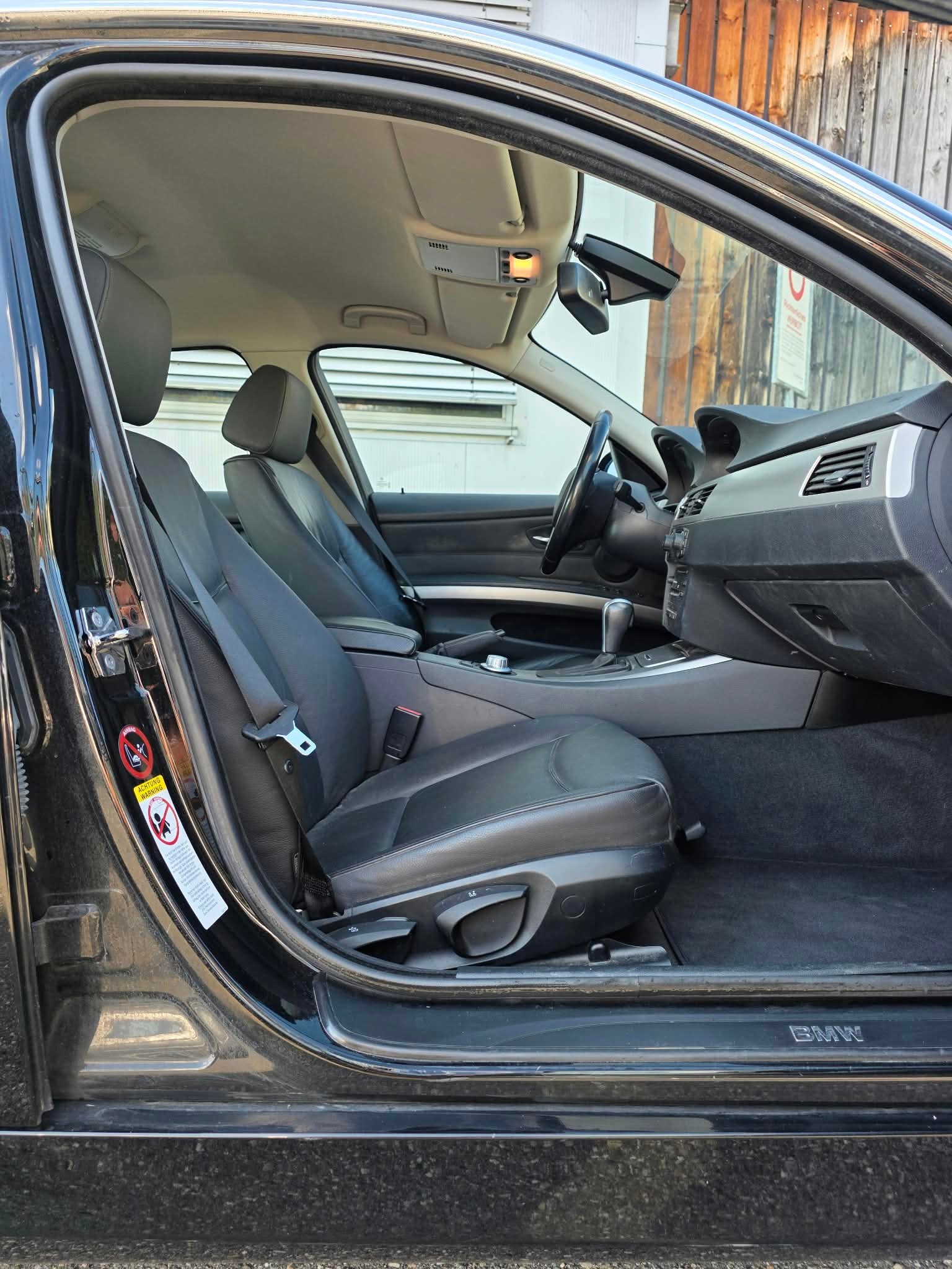 BMW 325xi-image-8