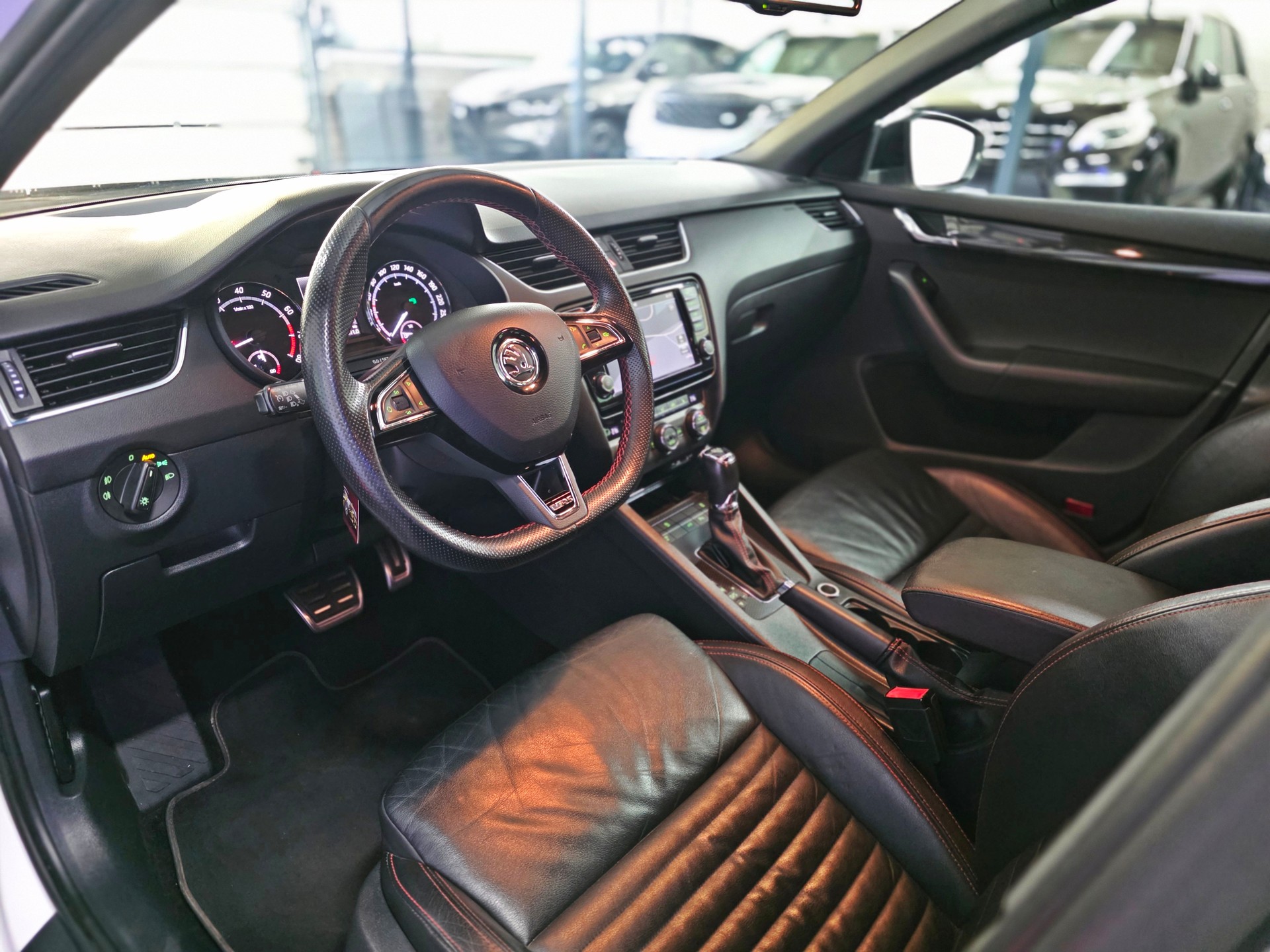 SKODA Octavia Combi 2.0 TSI RS DSG-image-10
