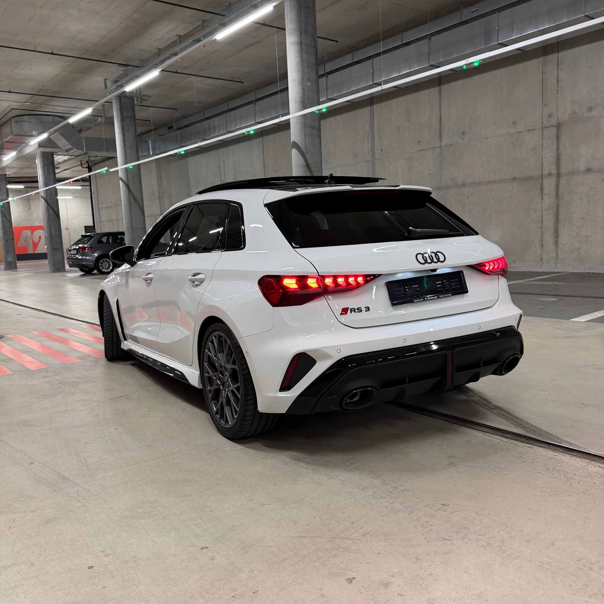 AUDI RS3 Sportback 2.5 TSI quattro S-tronic-image-4