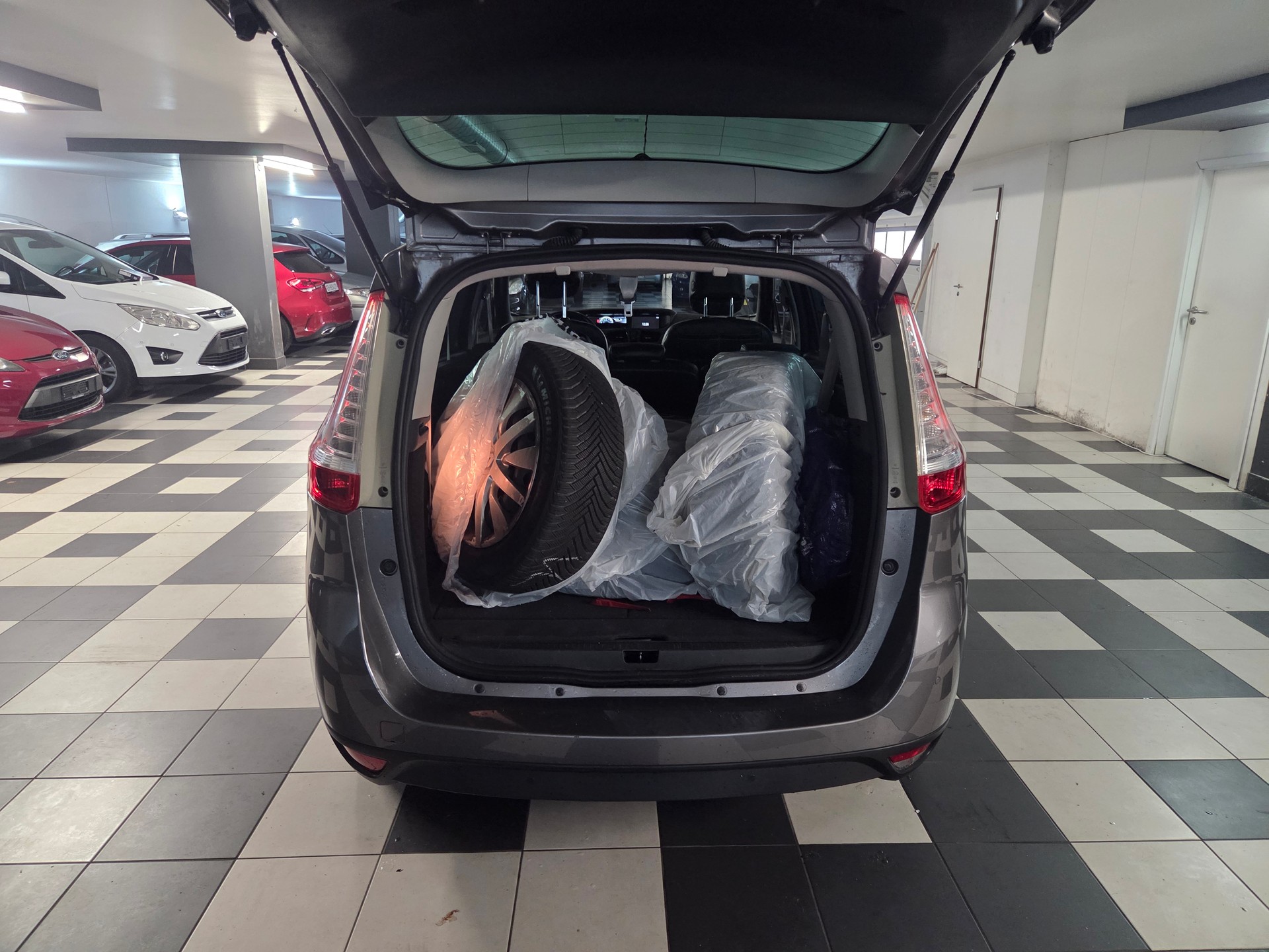 RENAULT Grand Scénic 2.0 dCi Bose Automatic-image-11
