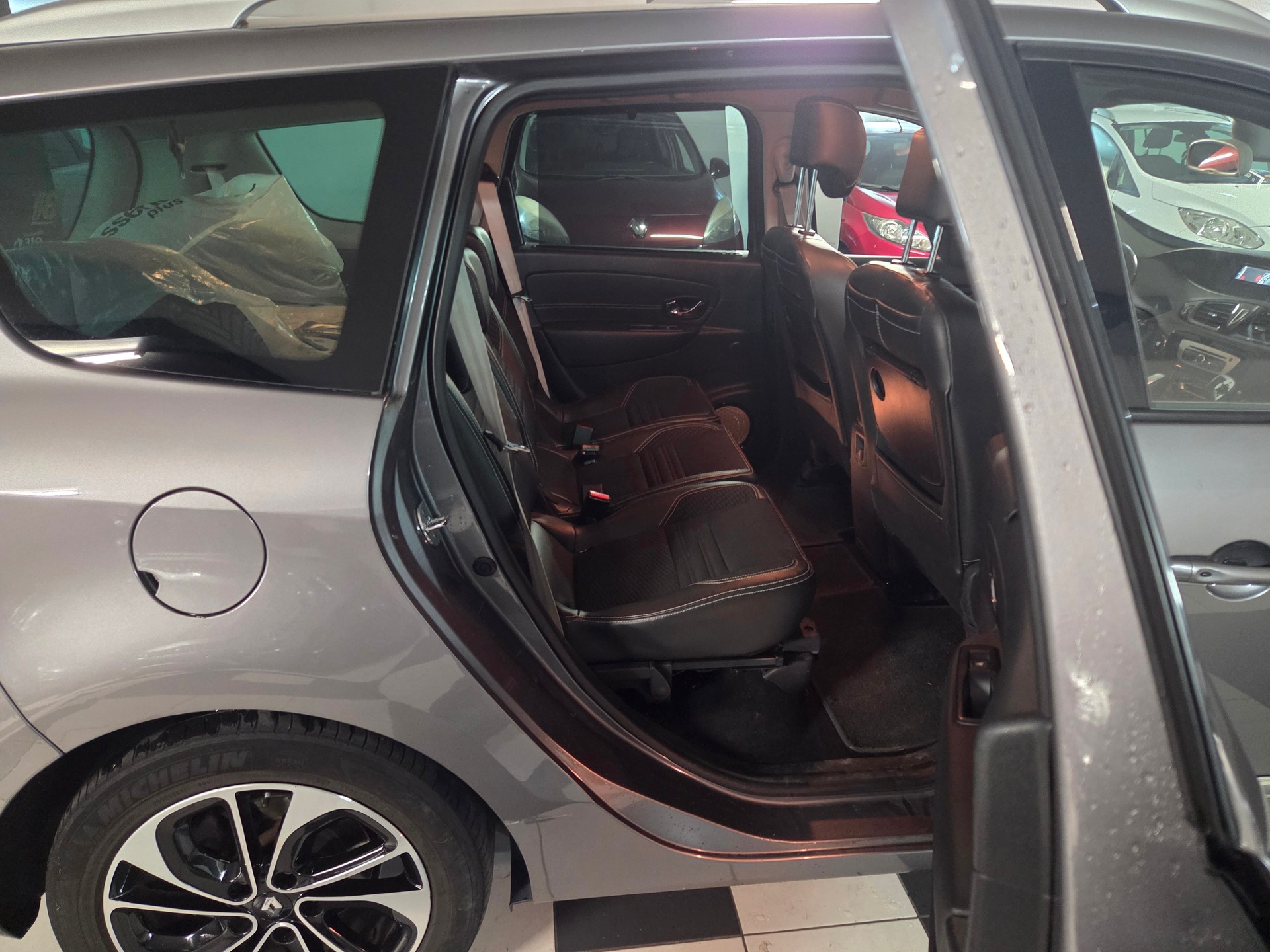 RENAULT Grand Scénic 2.0 dCi Bose Automatic-image-12