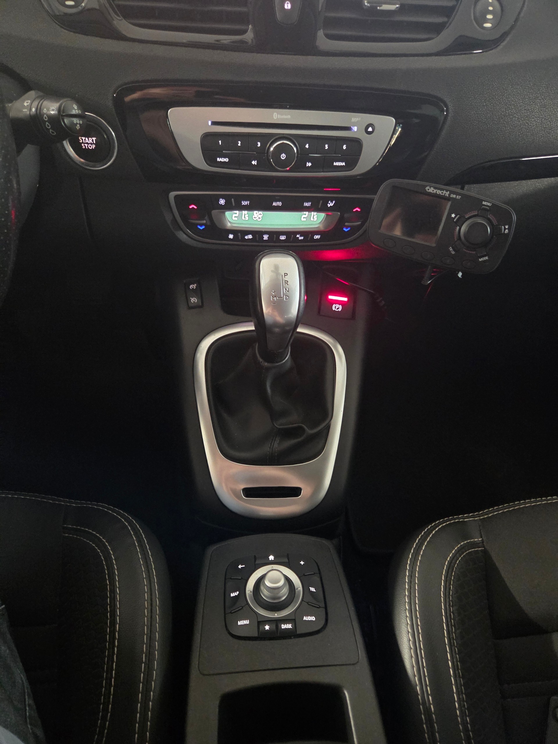 RENAULT Grand Scénic 2.0 dCi Bose Automatic-image-14