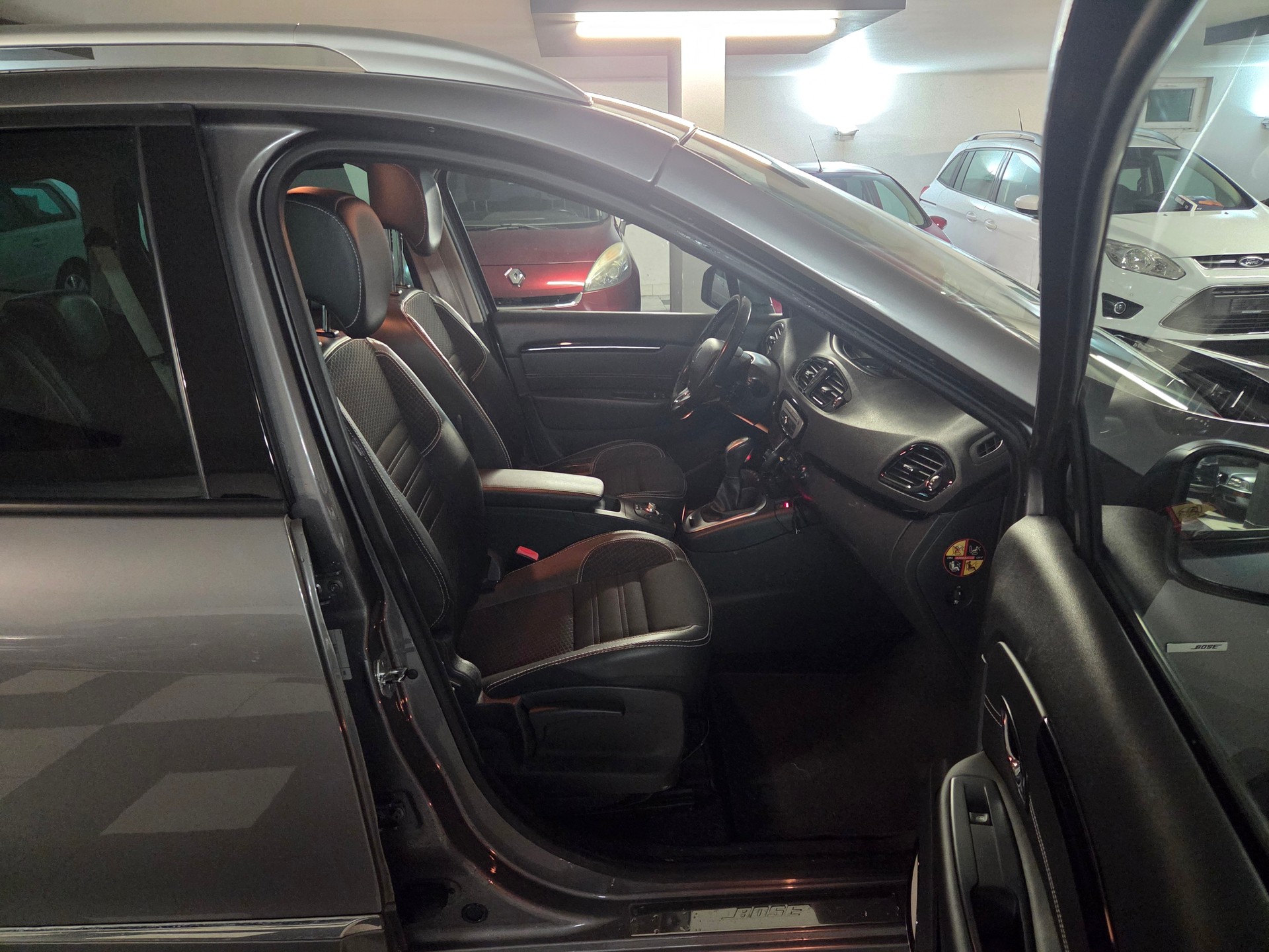 RENAULT Grand Scénic 2.0 dCi Bose Automatic-image-13