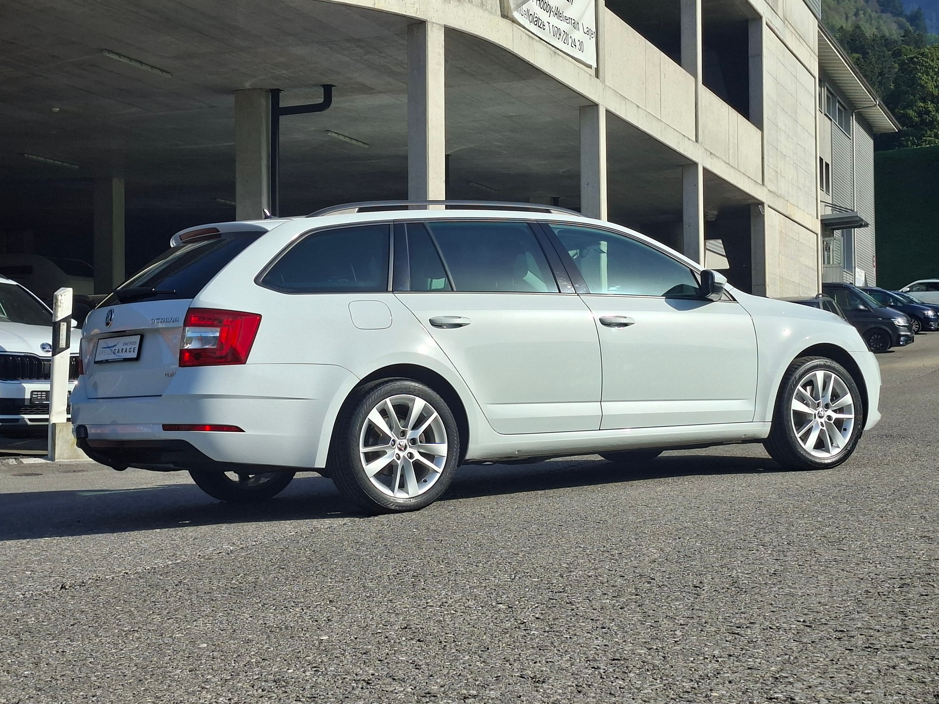 SKODA Octavia Combi 2.0 TDI Style 4x4 *Anhängerkupplung+8-fach bereift+frisch ab MFK*-image-5