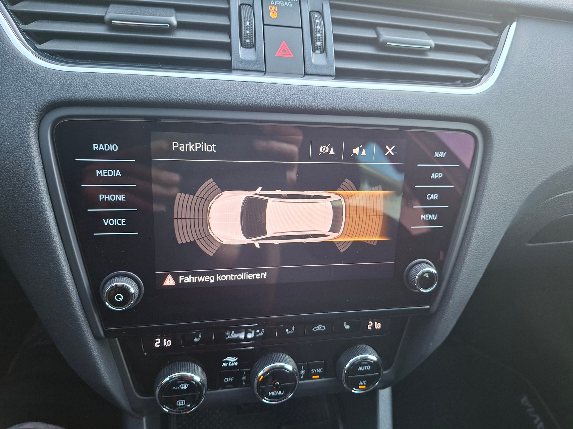 SKODA Octavia Combi 2.0 TDI Style 4x4 *Anhängerkupplung+8-fach bereift+frisch ab MFK*-image-11
