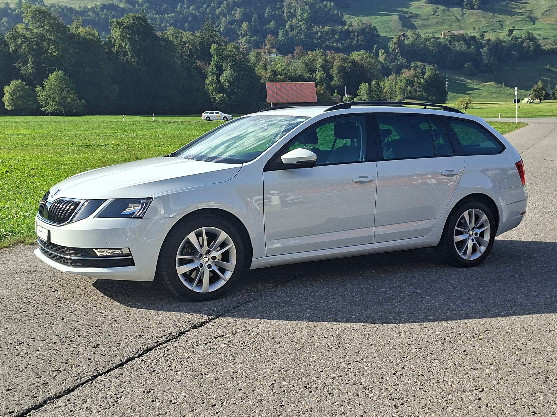 SKODA Octavia Combi 2.0 TDI Style 4x4 *Anhängerkupplung+8-fach bereift+frisch ab MFK*-image-2