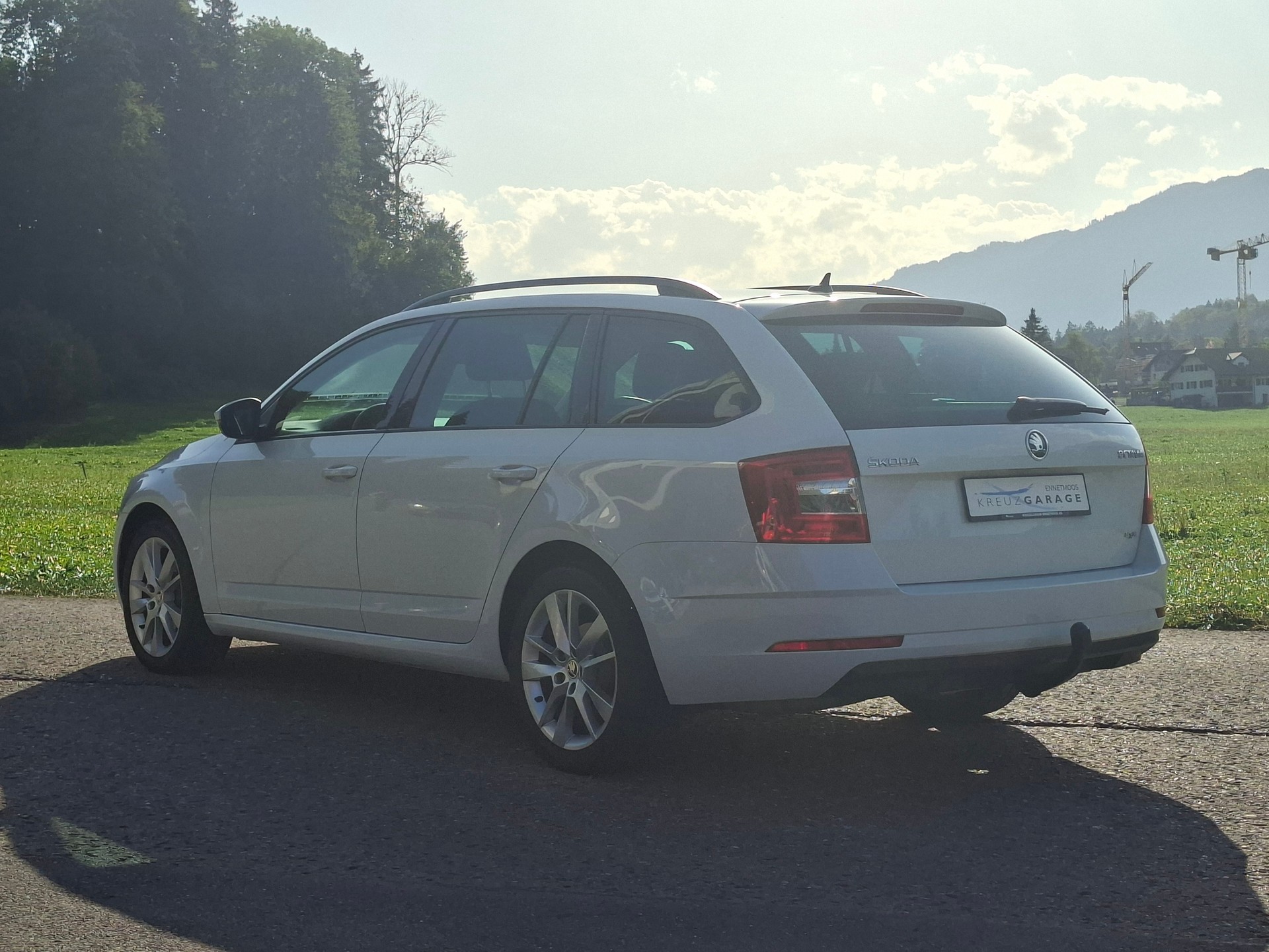 SKODA Octavia Combi 2.0 TDI Style 4x4 *Anhängerkupplung+8-fach bereift+frisch ab MFK*-image-3