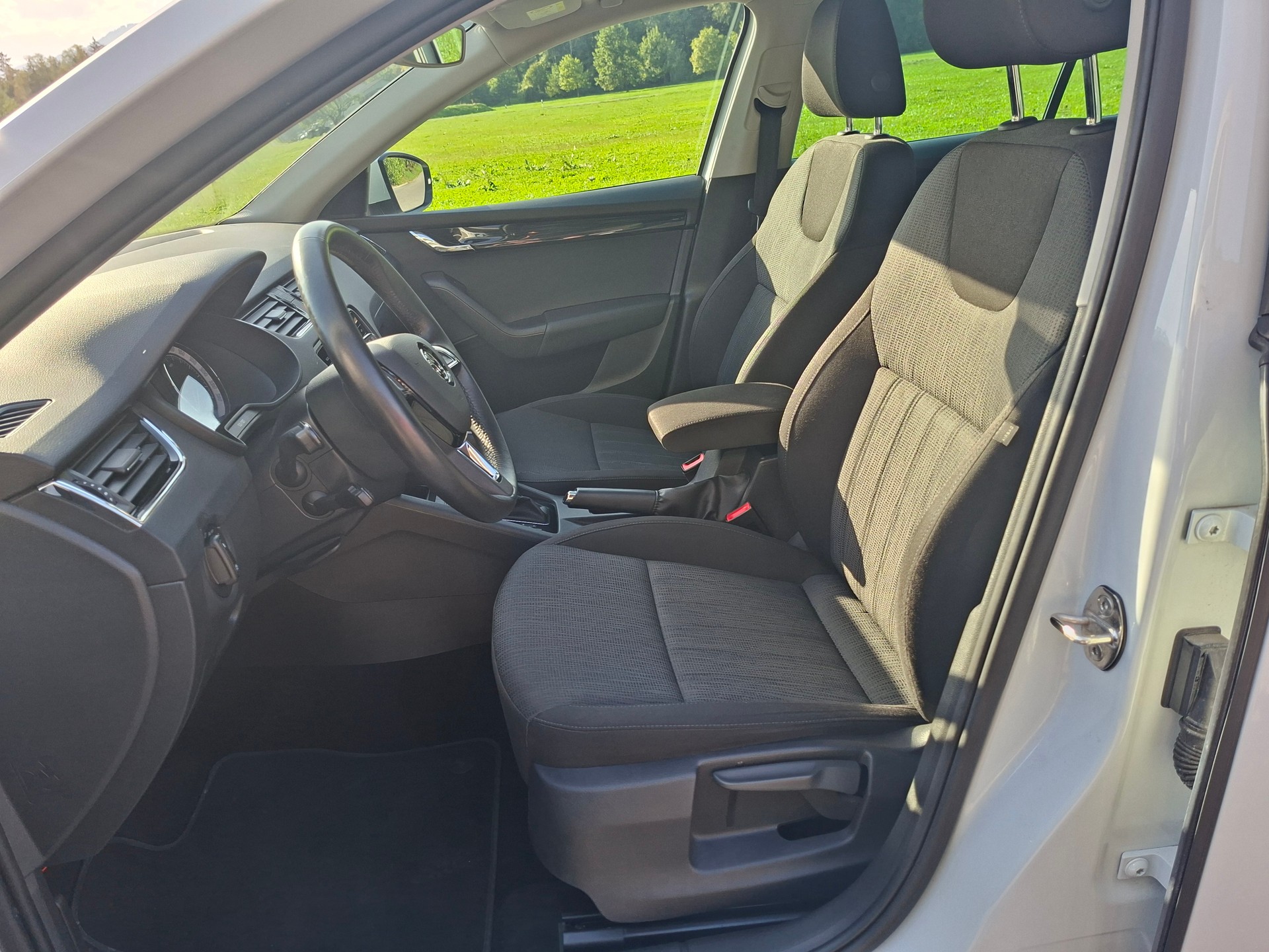 SKODA Octavia Combi 2.0 TDI Style 4x4 *Anhängerkupplung+8-fach bereift+frisch ab MFK*-image-8