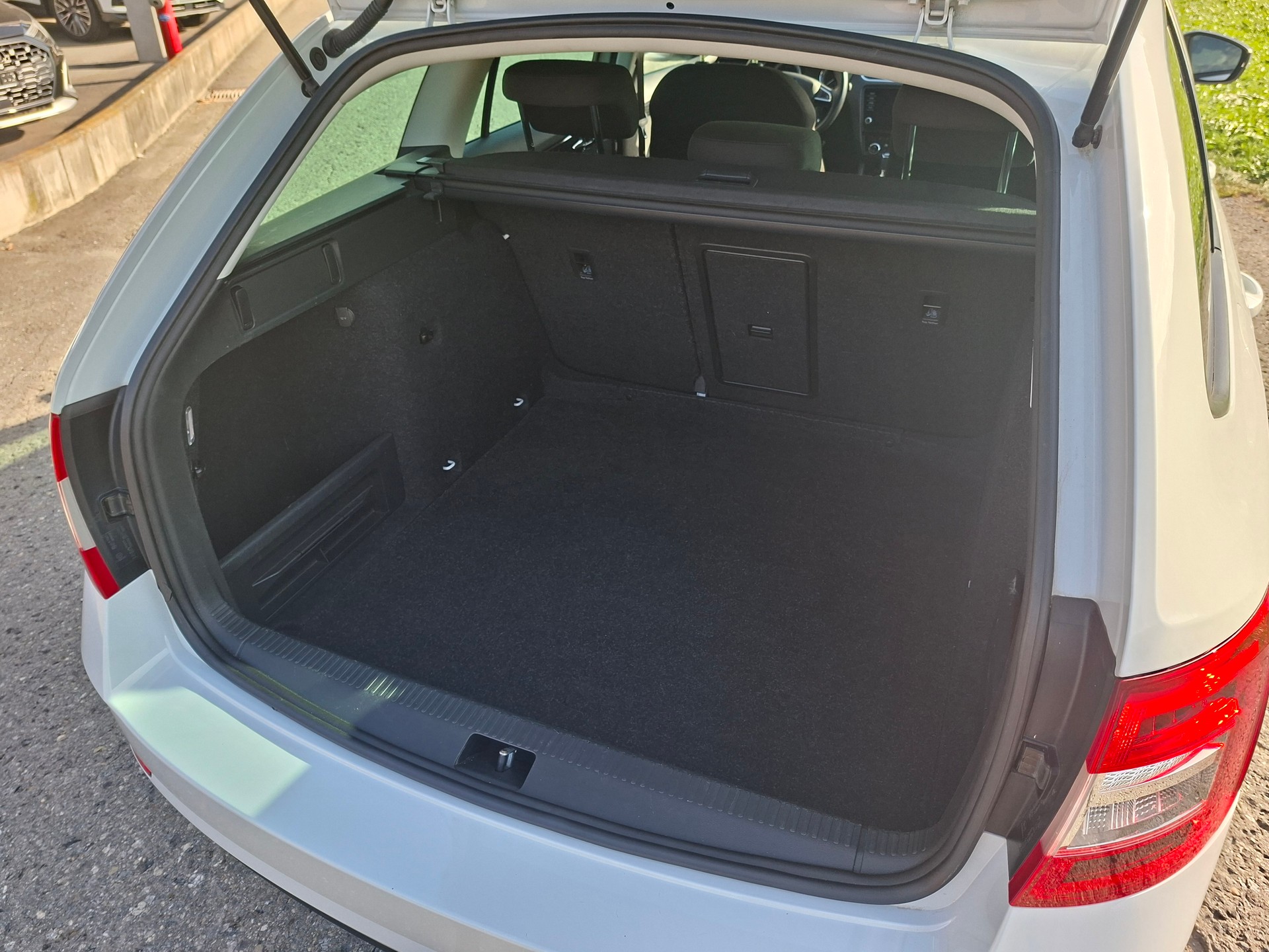 SKODA Octavia Combi 2.0 TDI Style 4x4 *Anhängerkupplung+8-fach bereift+frisch ab MFK*-image-6