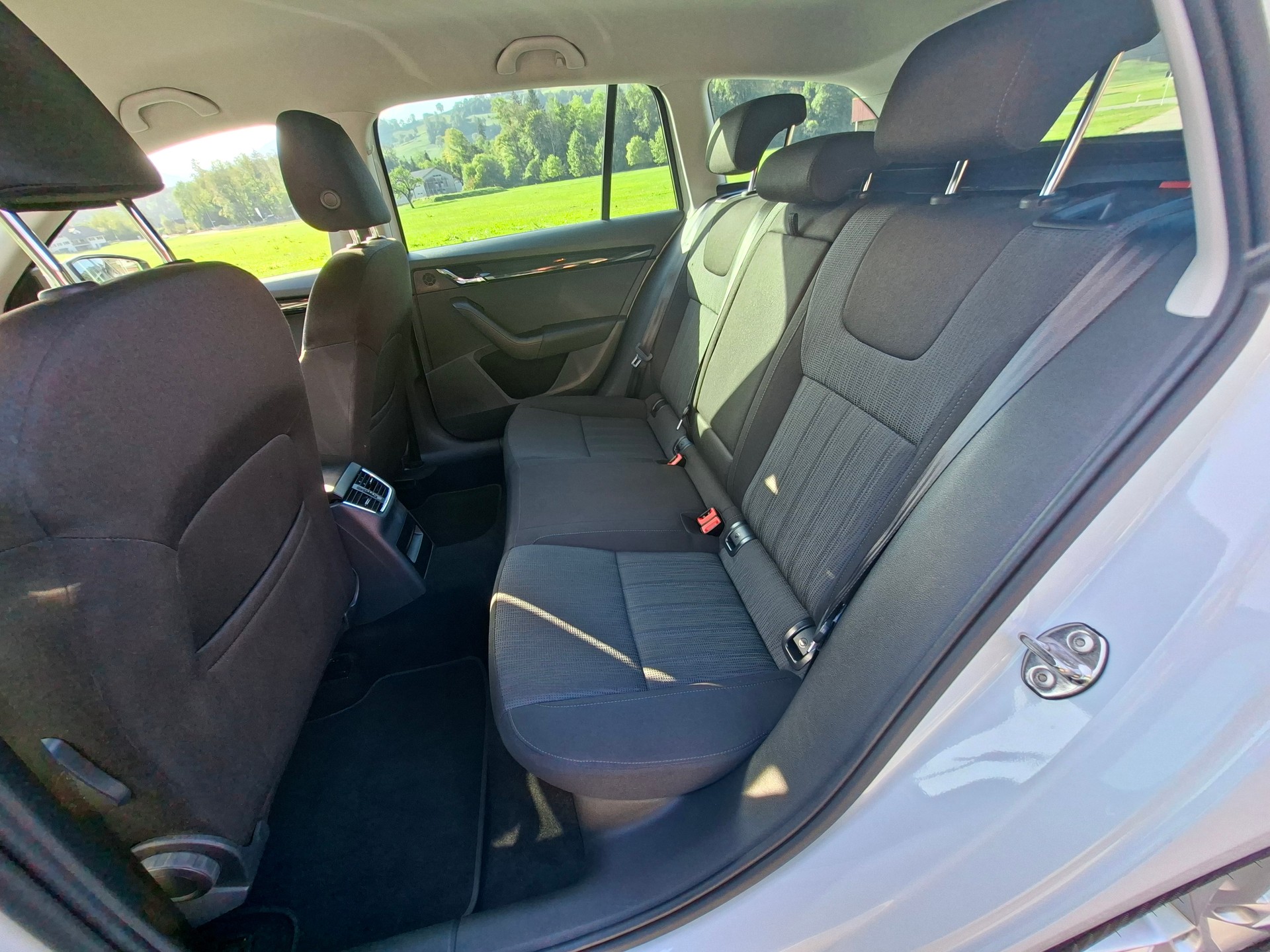 SKODA Octavia Combi 2.0 TDI Style 4x4 *Anhängerkupplung+8-fach bereift+frisch ab MFK*-image-13