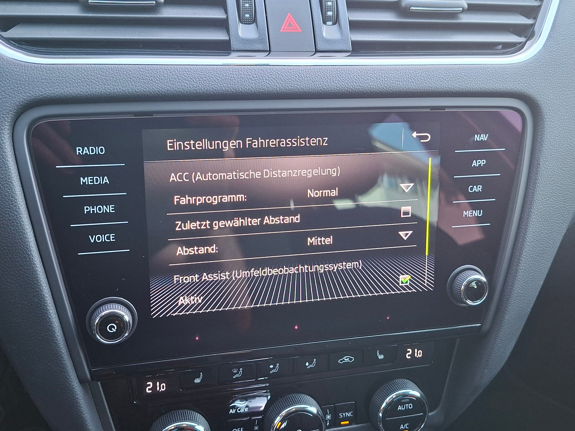 SKODA Octavia Combi 2.0 TDI Style 4x4 *Anhängerkupplung+8-fach bereift+frisch ab MFK*-image-12