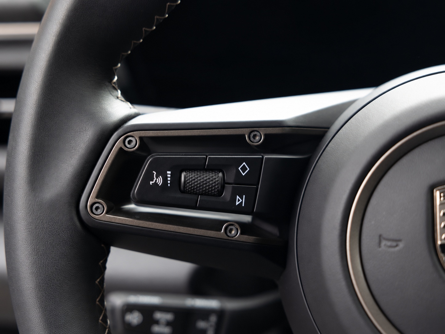 PORSCHE Macan Turbo-image-23