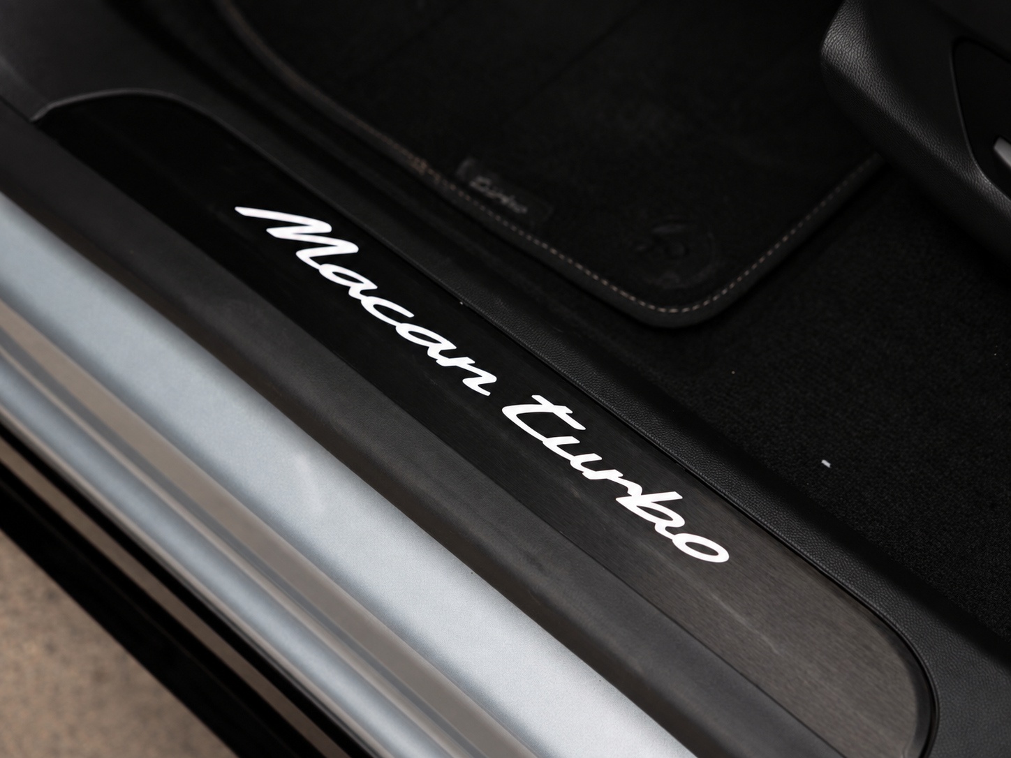 PORSCHE Macan Turbo-image-16