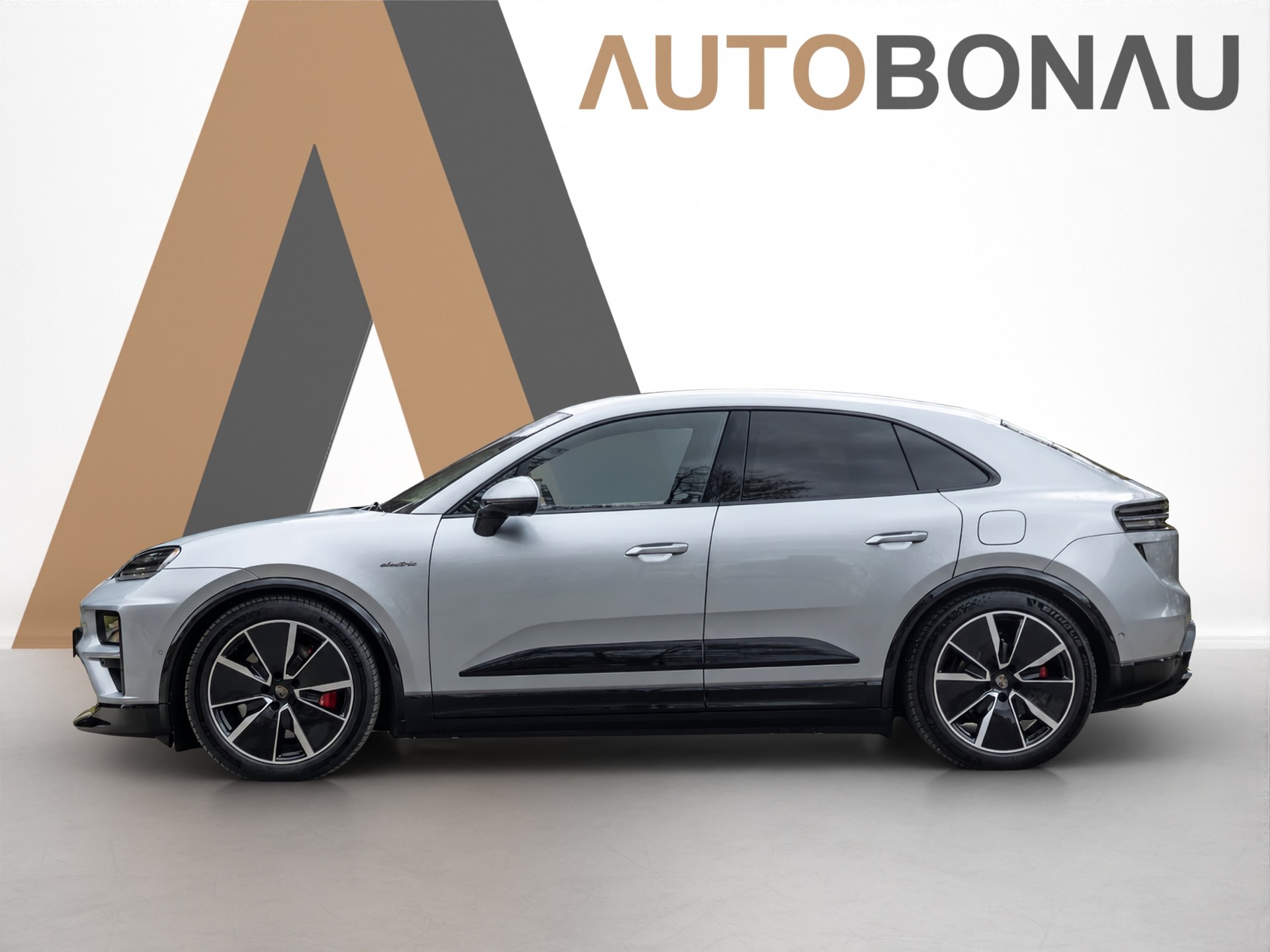 PORSCHE Macan Turbo-image-1