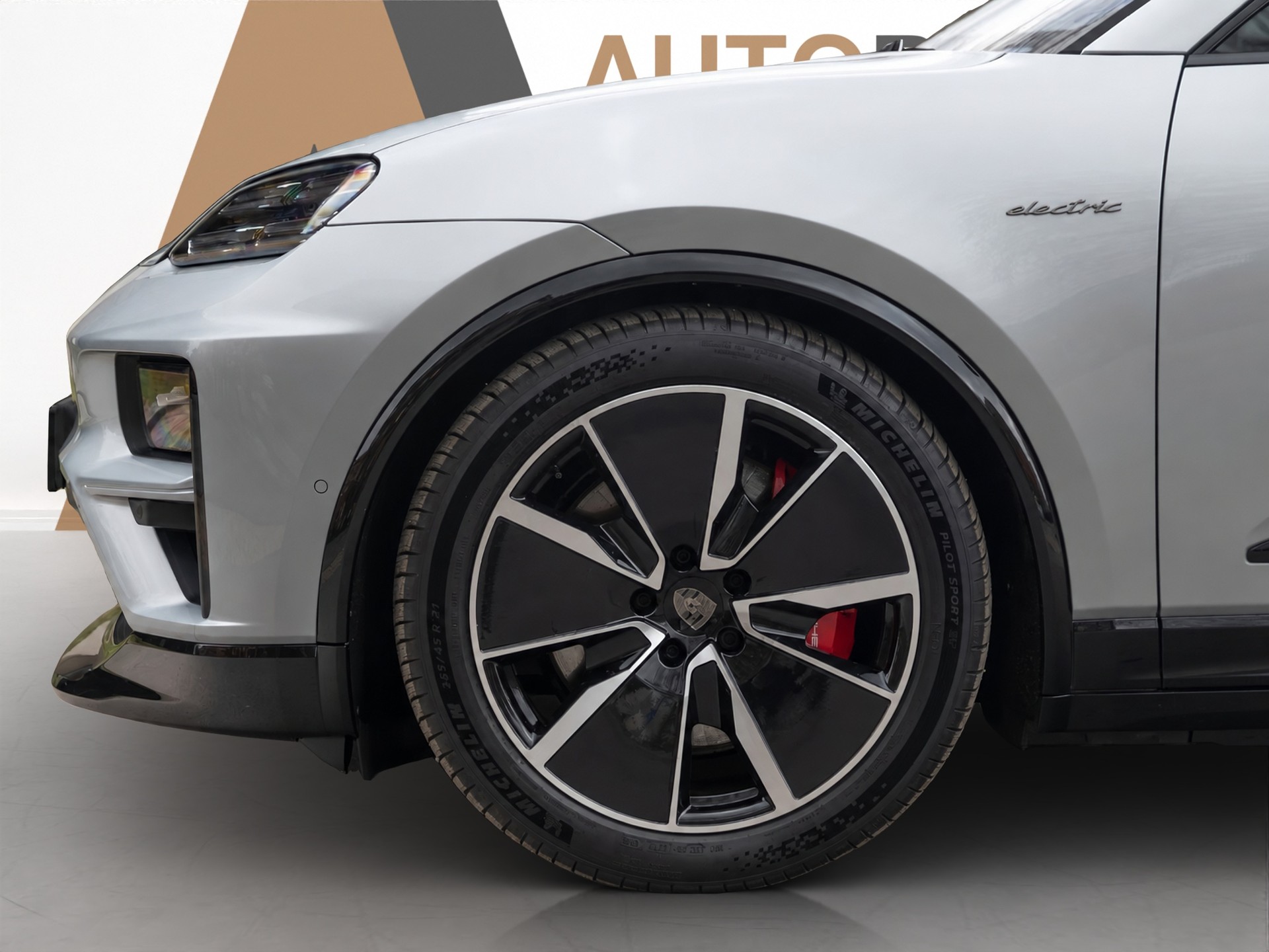 PORSCHE Macan Turbo-image-11
