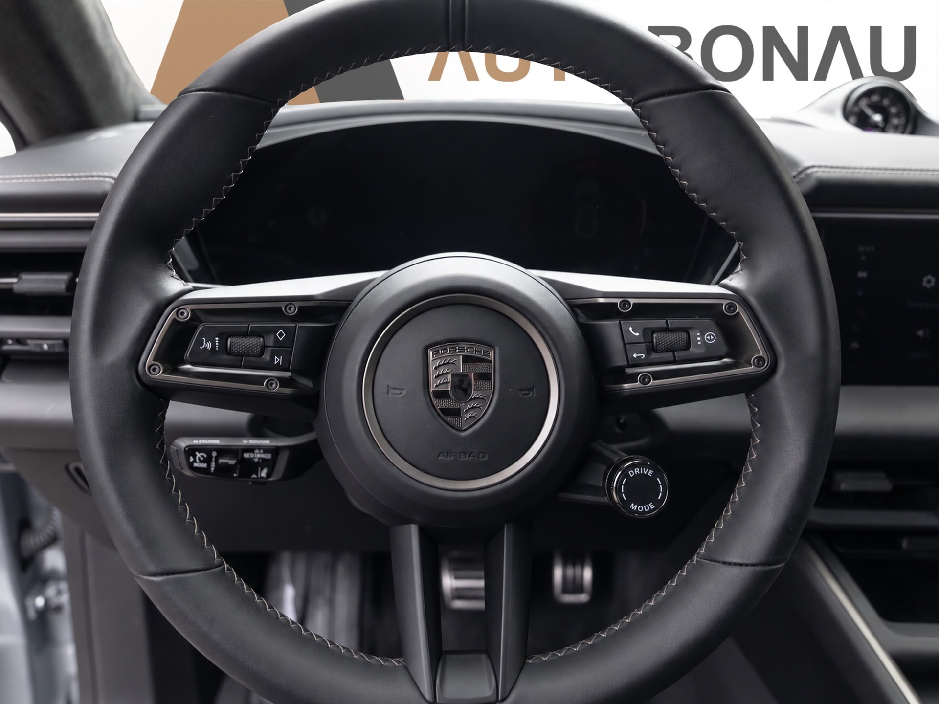 PORSCHE Macan Turbo-image-9