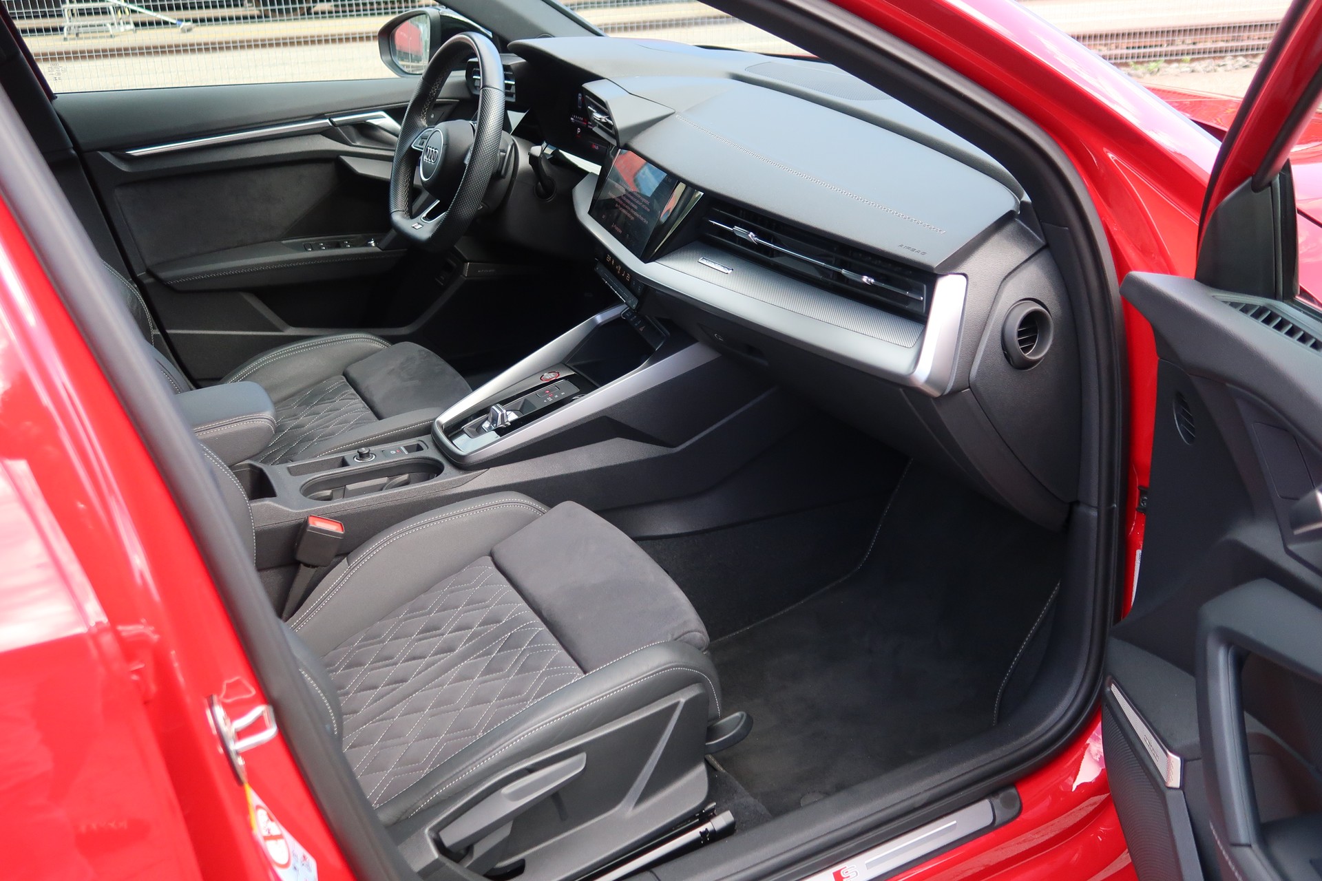 AUDI S3 Limousine 2.0 TFSI quattro S-tronic-image-11