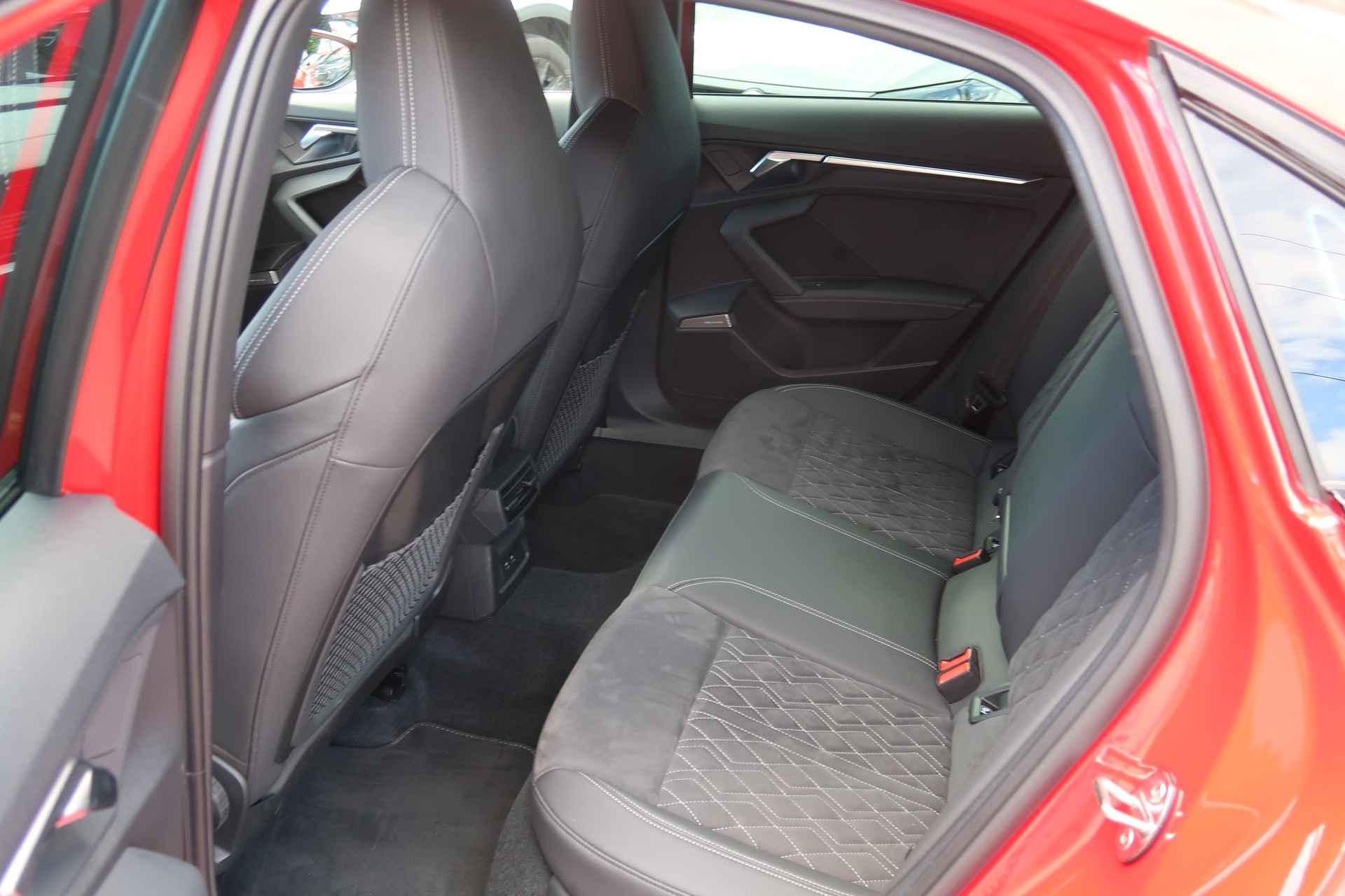 AUDI S3 Limousine 2.0 TFSI quattro S-tronic-image-8