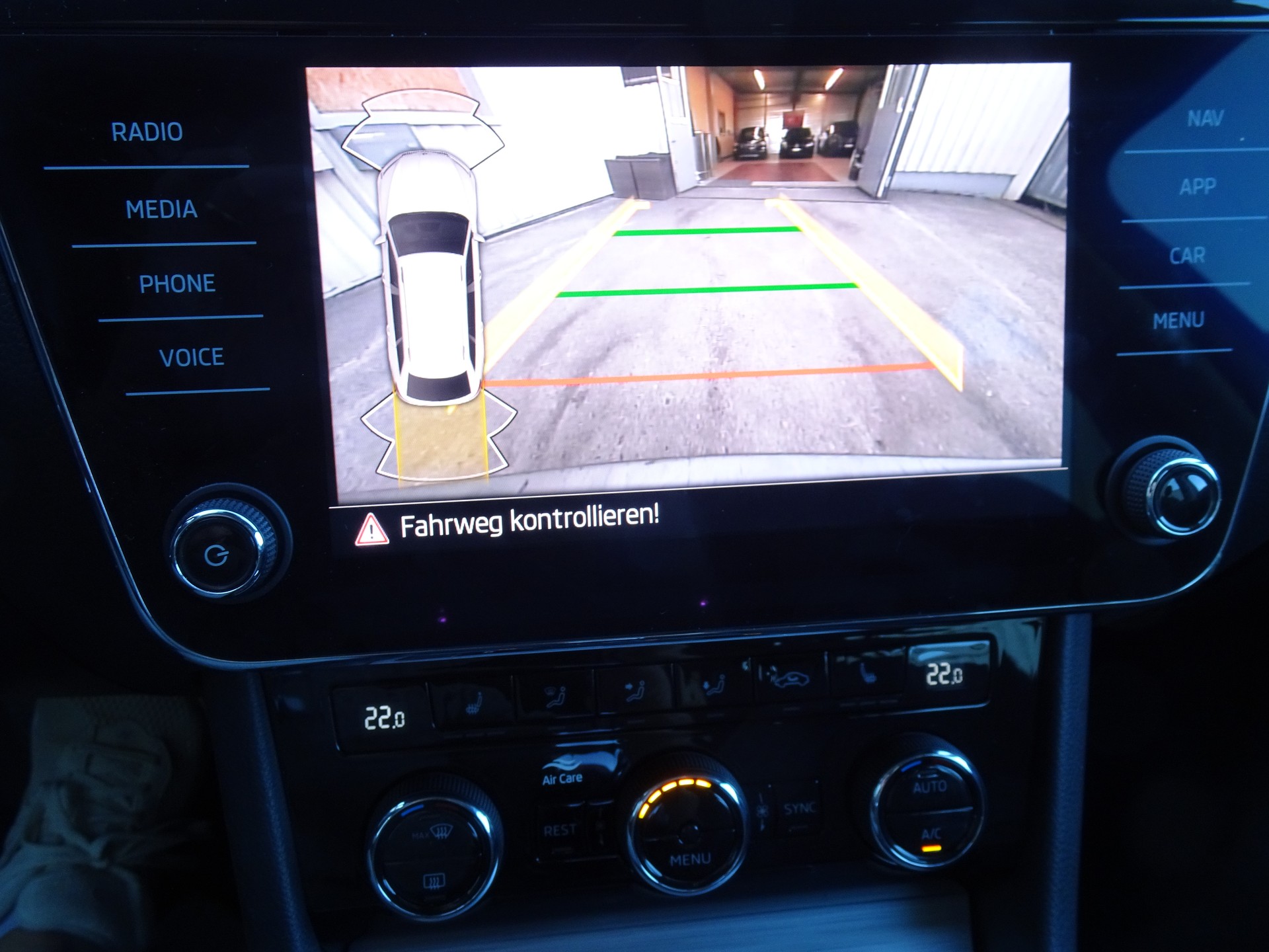 SKODA Superb Combi 2.0 TDi Ambition DSG-image-7