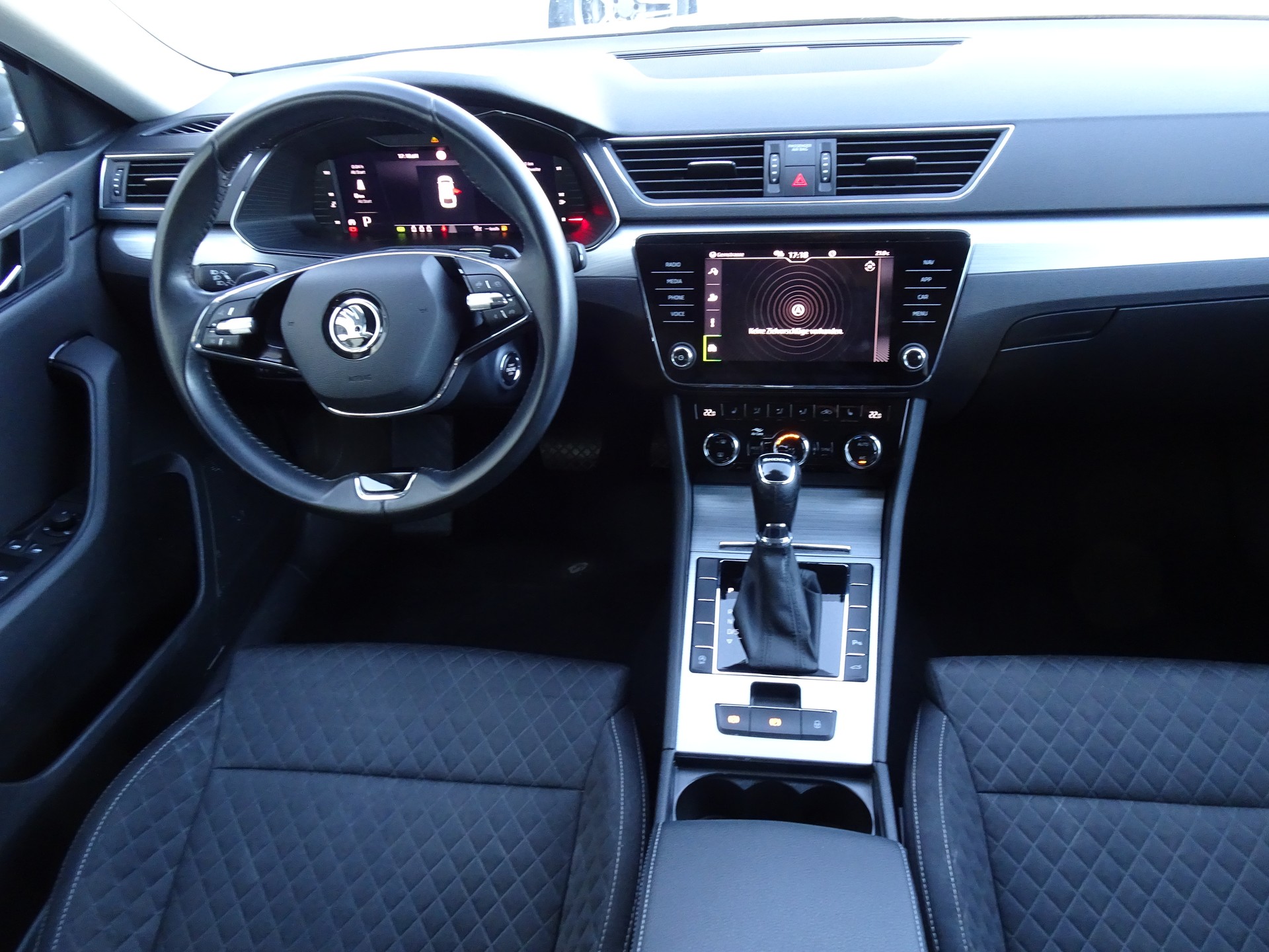 SKODA Superb Combi 2.0 TDi Ambition DSG-image-11