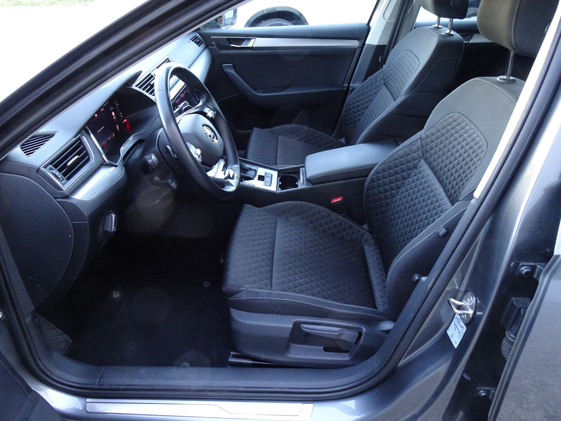 SKODA Superb Combi 2.0 TDi Ambition DSG-image-8