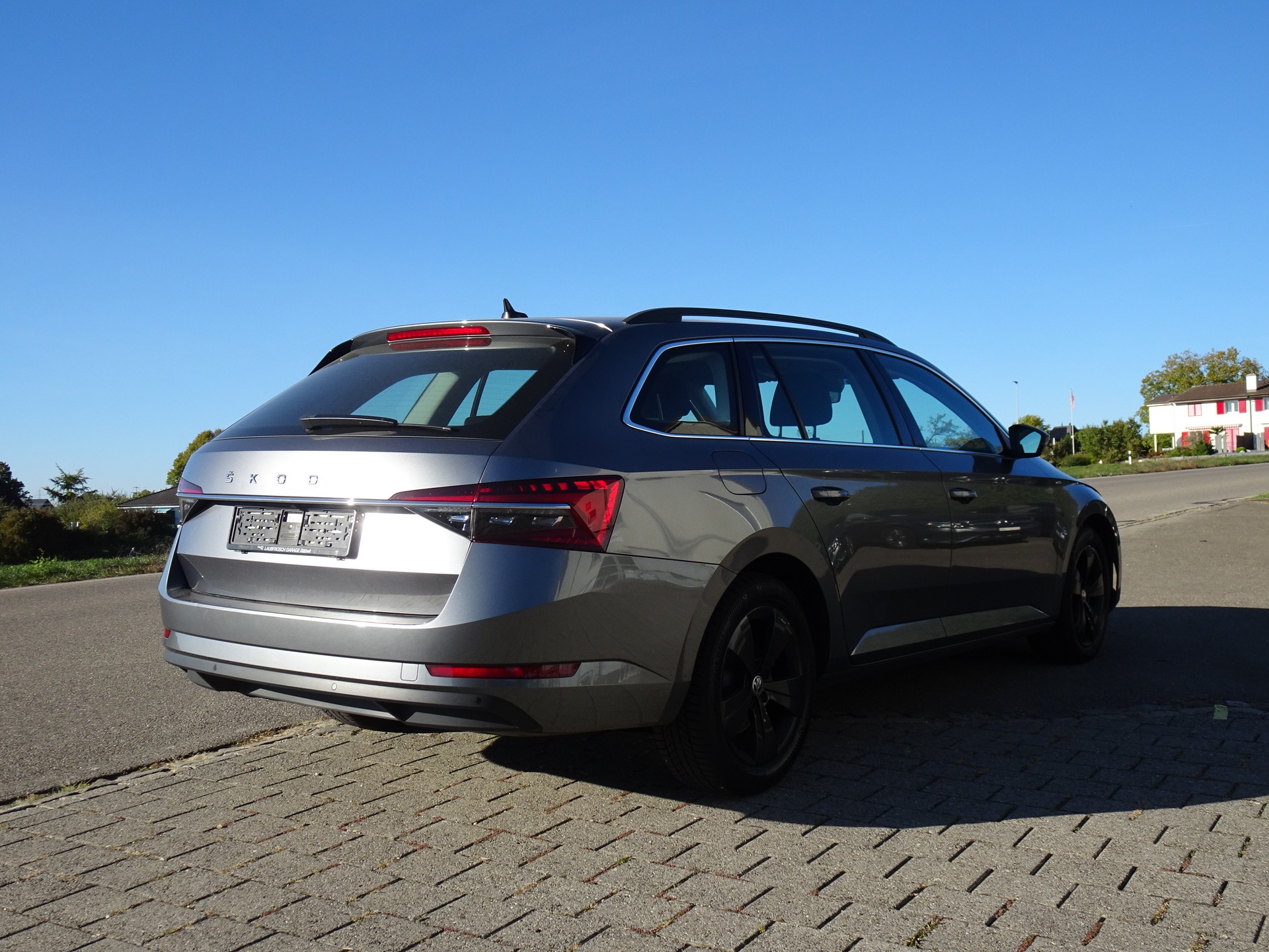 SKODA Superb Combi 2.0 TDi Ambition DSG-image-3