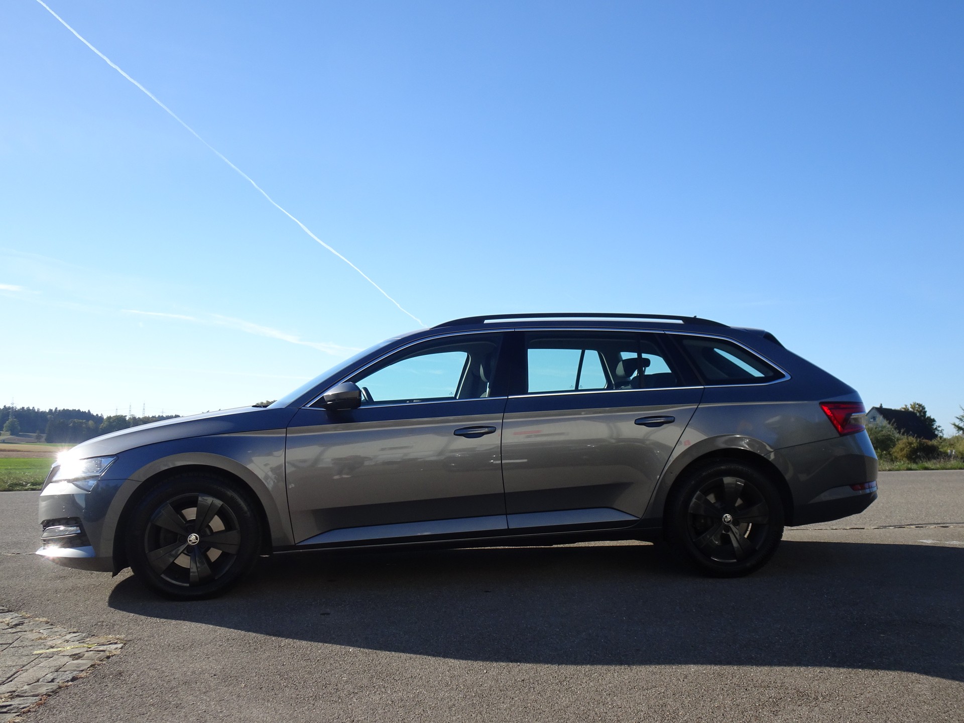 SKODA Superb Combi 2.0 TDi Ambition DSG-image-1