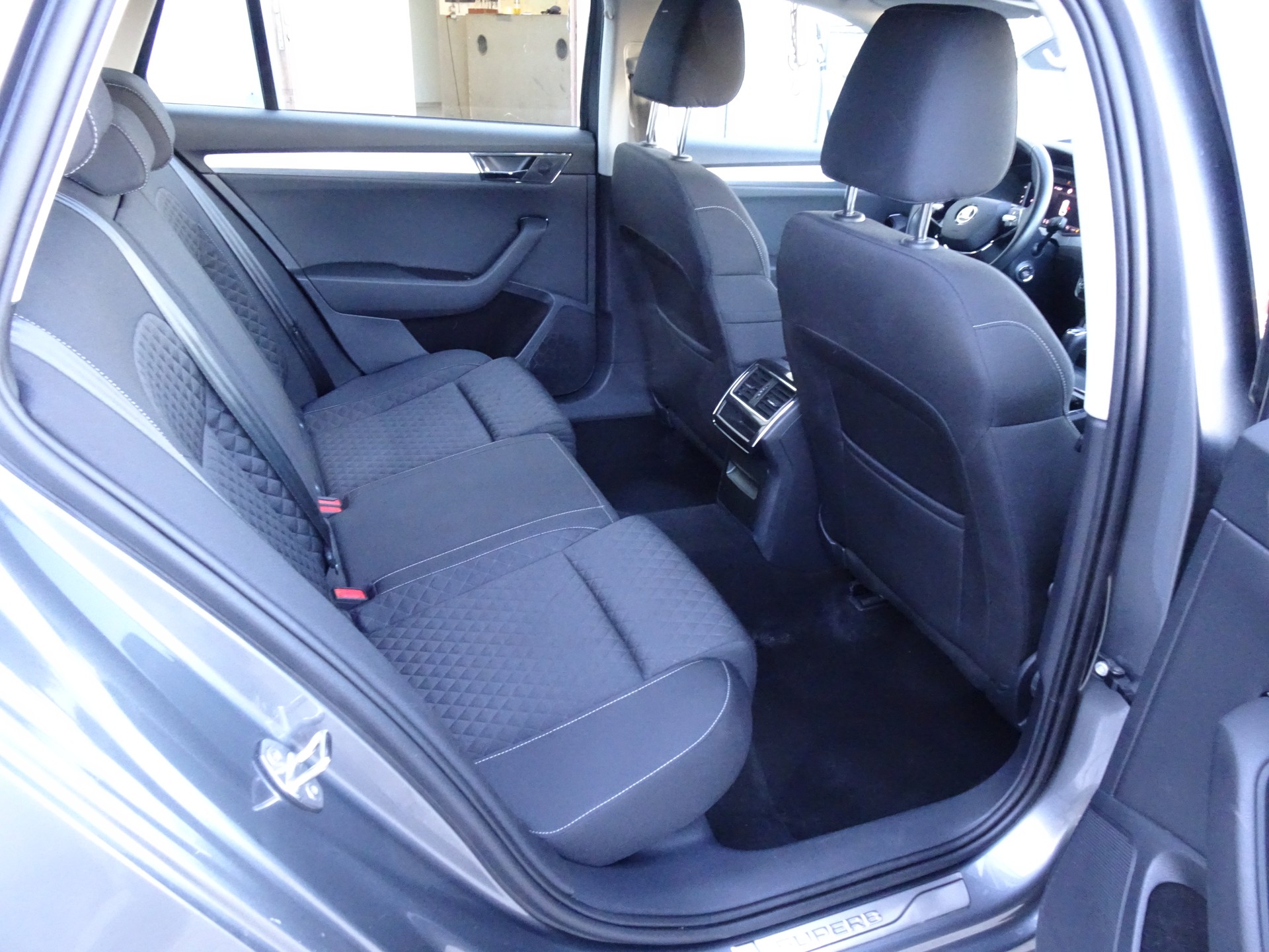 SKODA Superb Combi 2.0 TDi Ambition DSG-image-10