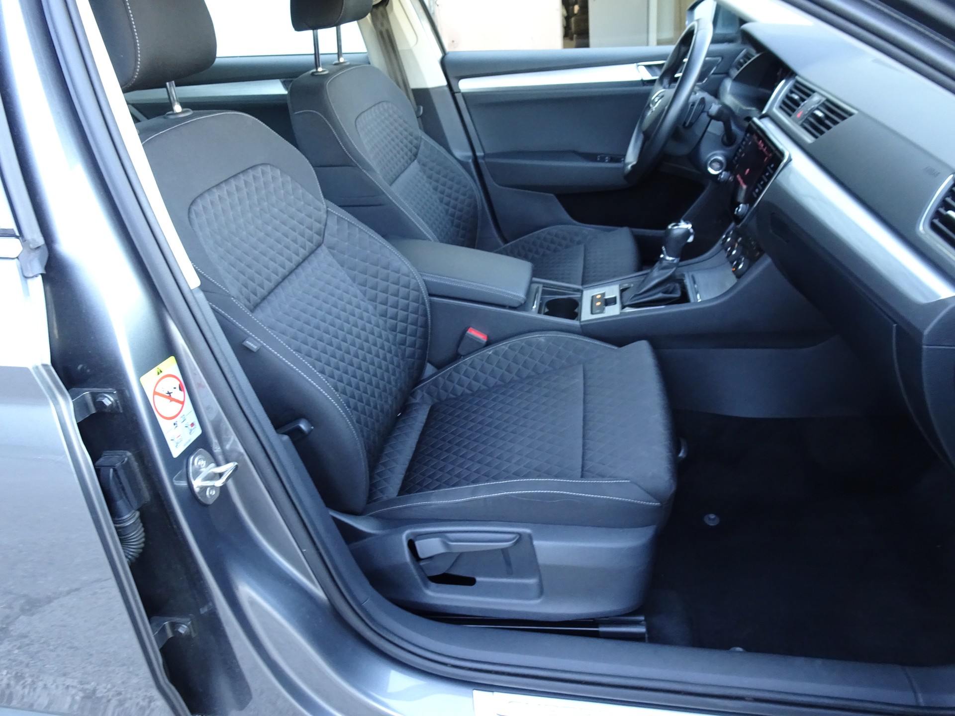 SKODA Superb Combi 2.0 TDi Ambition DSG-image-9
