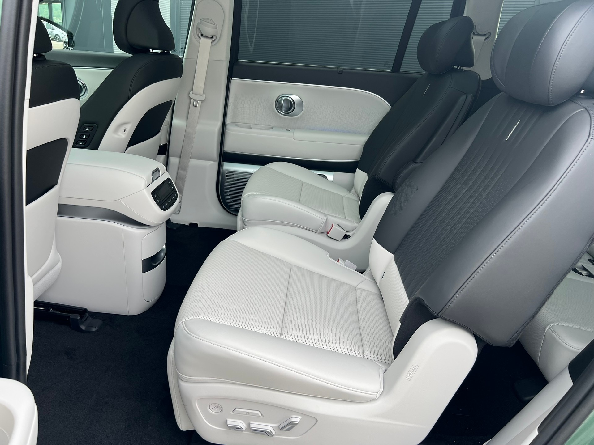 HYUNDAI Ioniq 9 110kWh Vertex Caligraphy 4WD-image-9