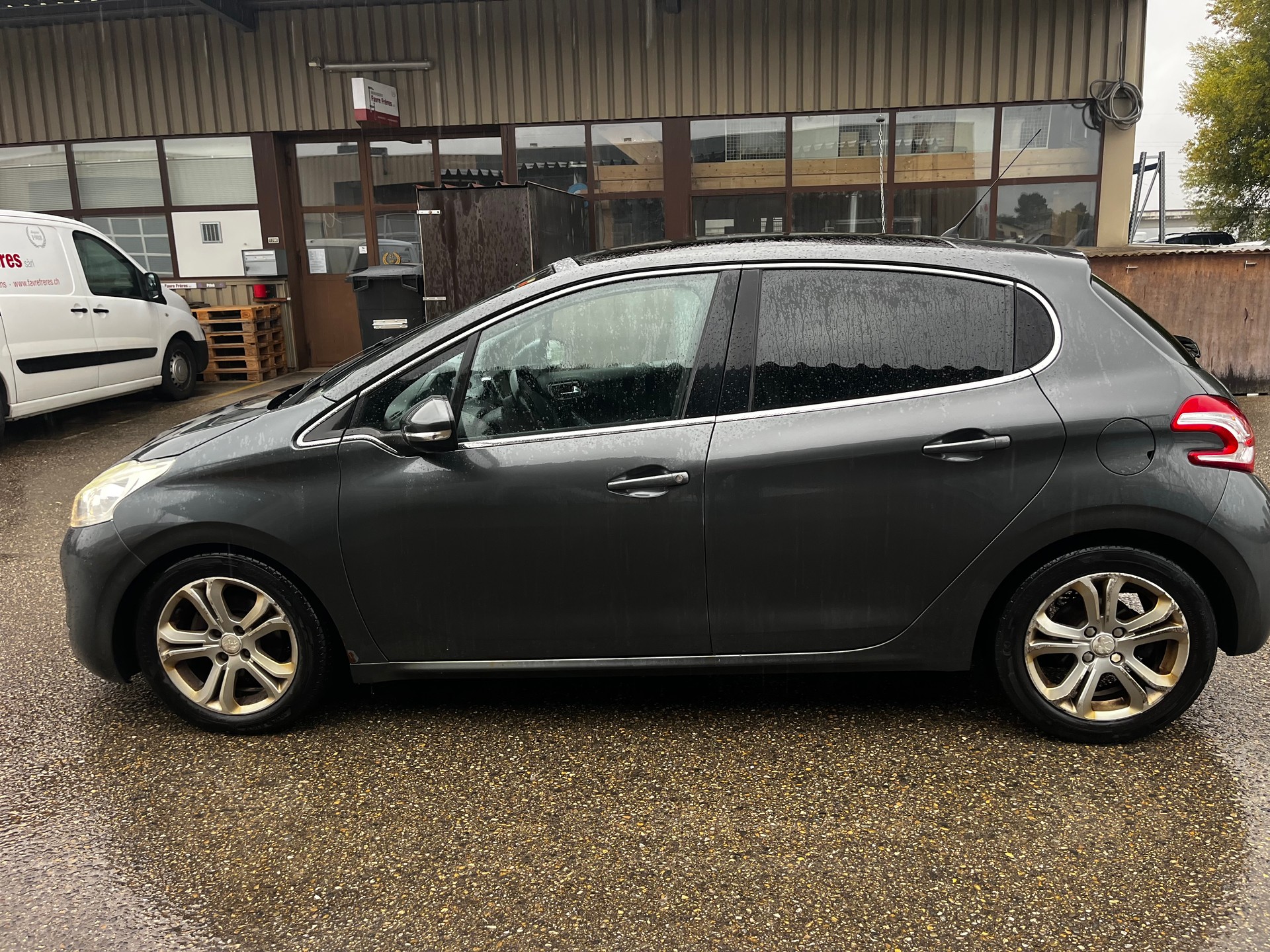 PEUGEOT 208 1.6 VTI Allure-image-4