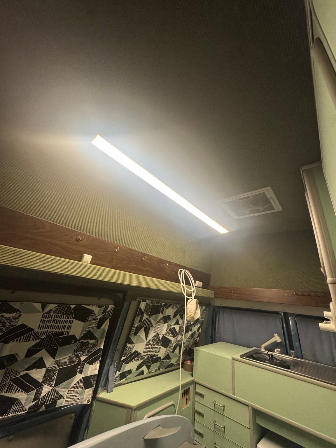 VW T4 2.4 D Hochdach-Camper-image-10