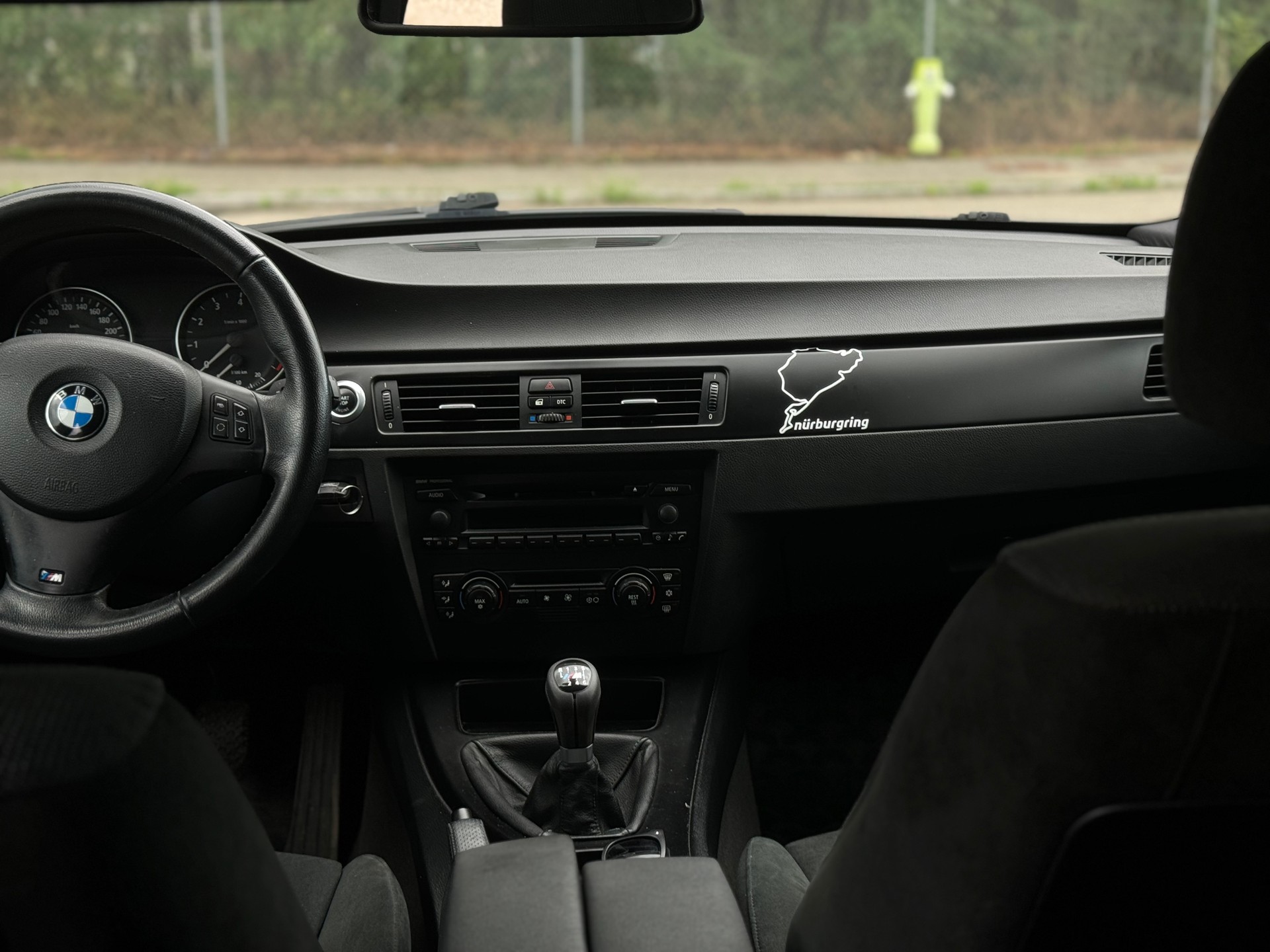 BMW 330i-image-3