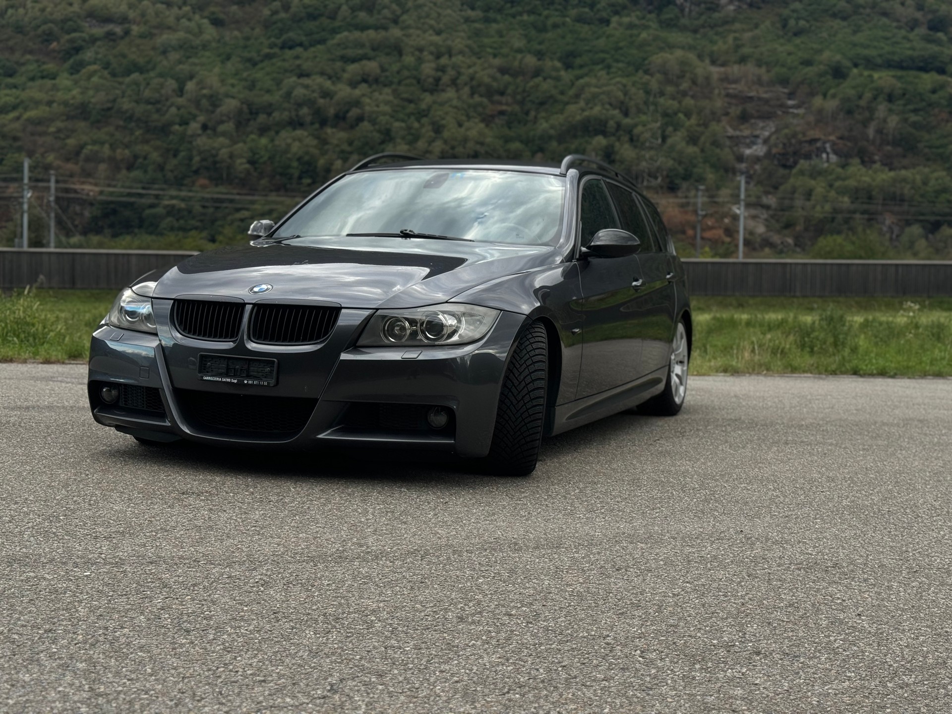 BMW 330i-image-0