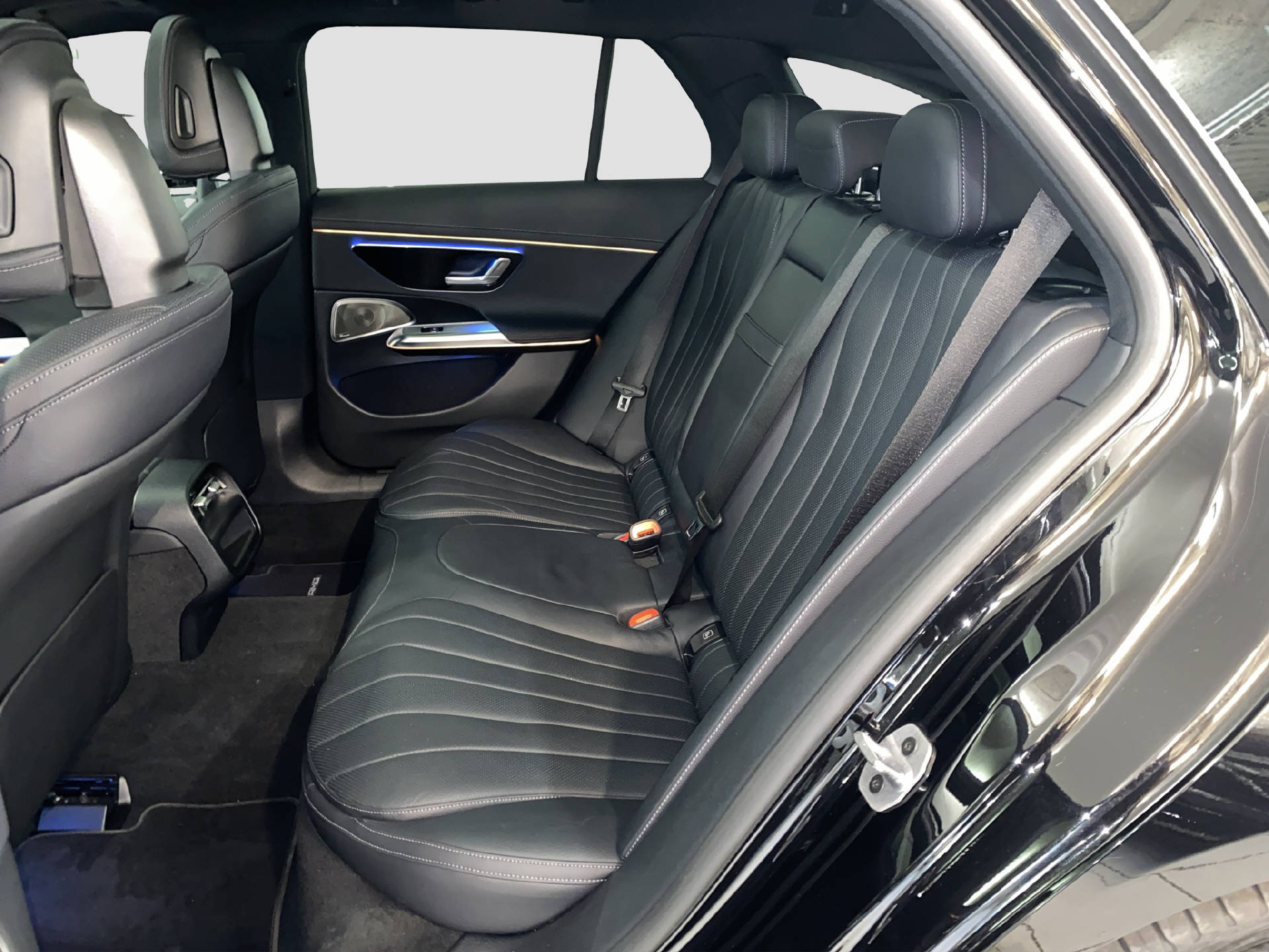 MERCEDES-BENZ E 220 d AMG Line 4MATIC Kombi-image-12