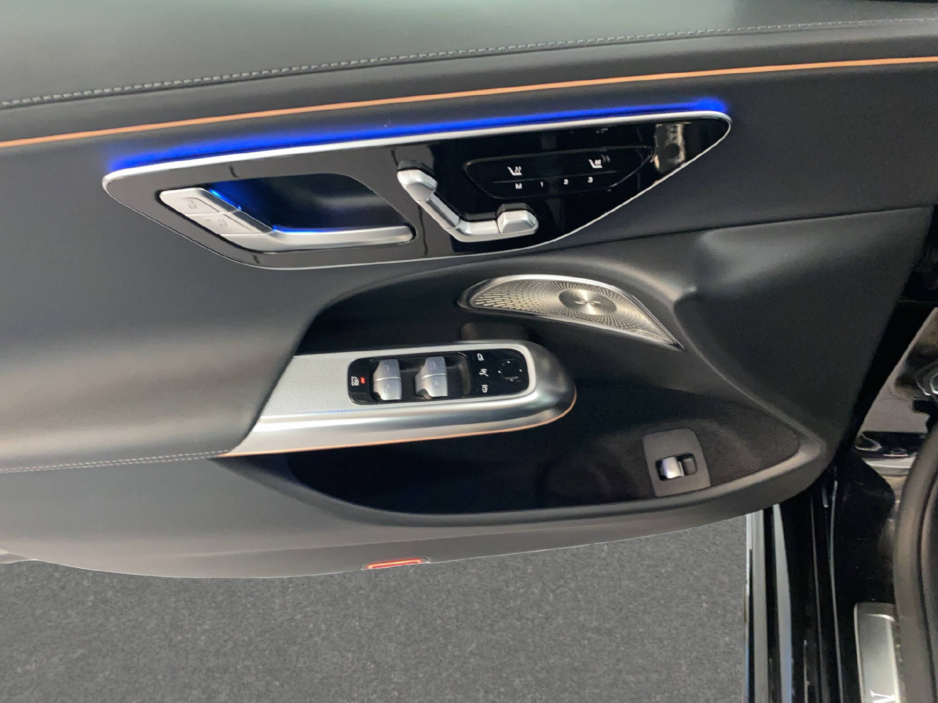 MERCEDES-BENZ E 220 d AMG Line 4MATIC Kombi-image-11