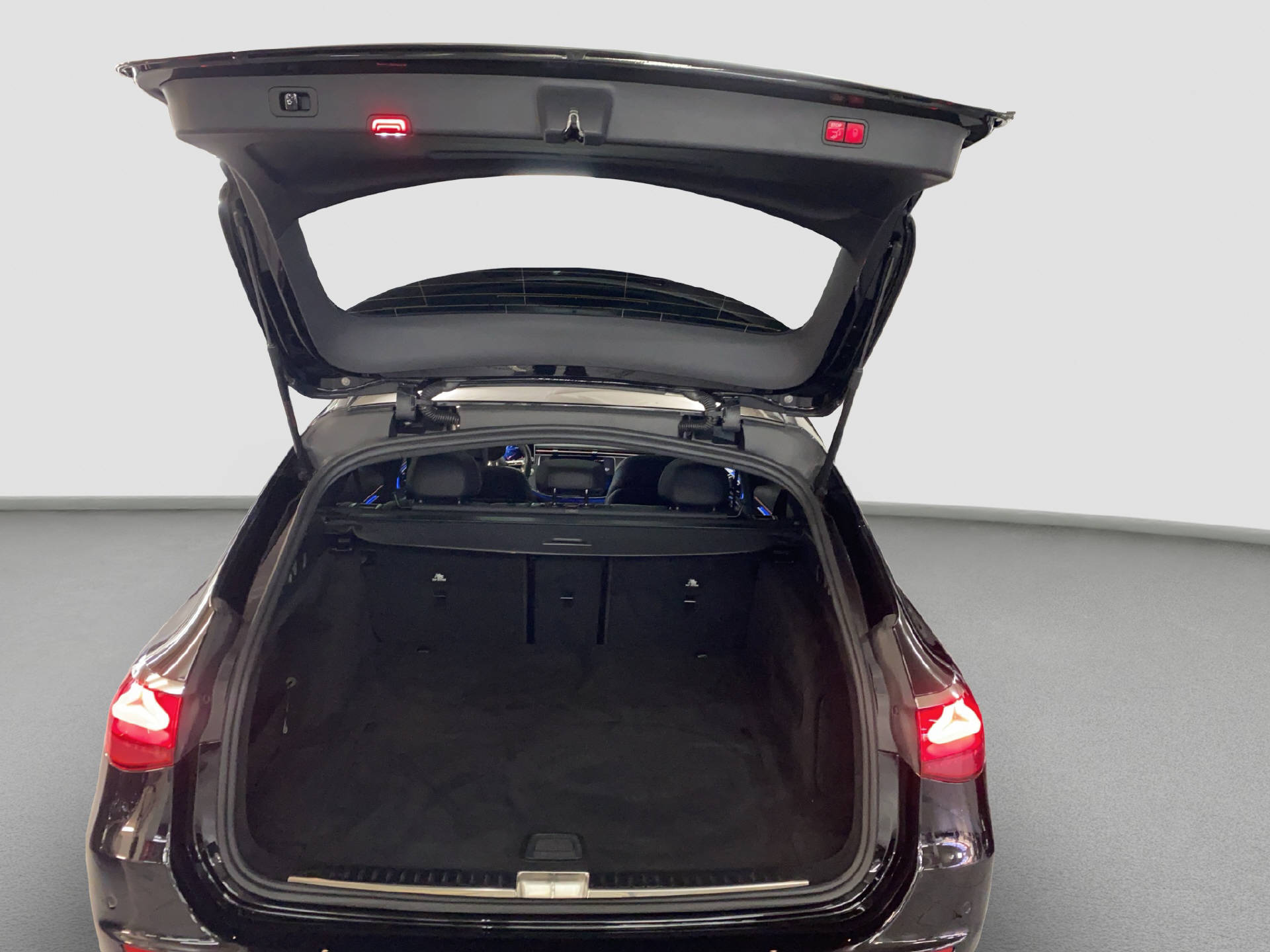 MERCEDES-BENZ E 220 d AMG Line 4MATIC Kombi-image-13