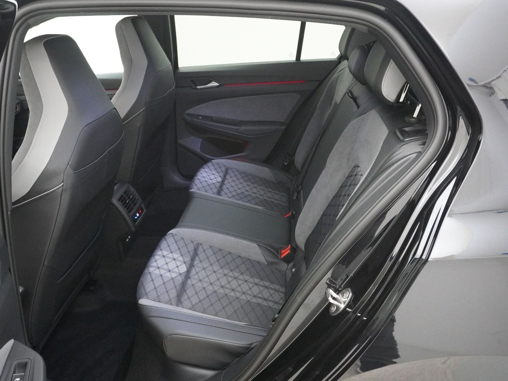 VW Golf VIII 1.5 eTSI R-Line DSG-image-14