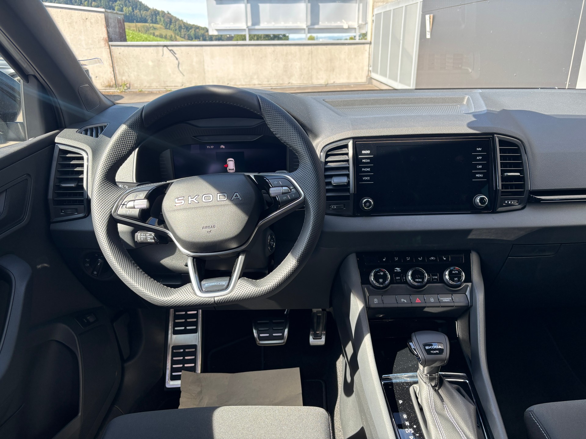 SKODA Karoq 2.0 TSI SportLine 4x4 DSG **Modell 2027**-image-10