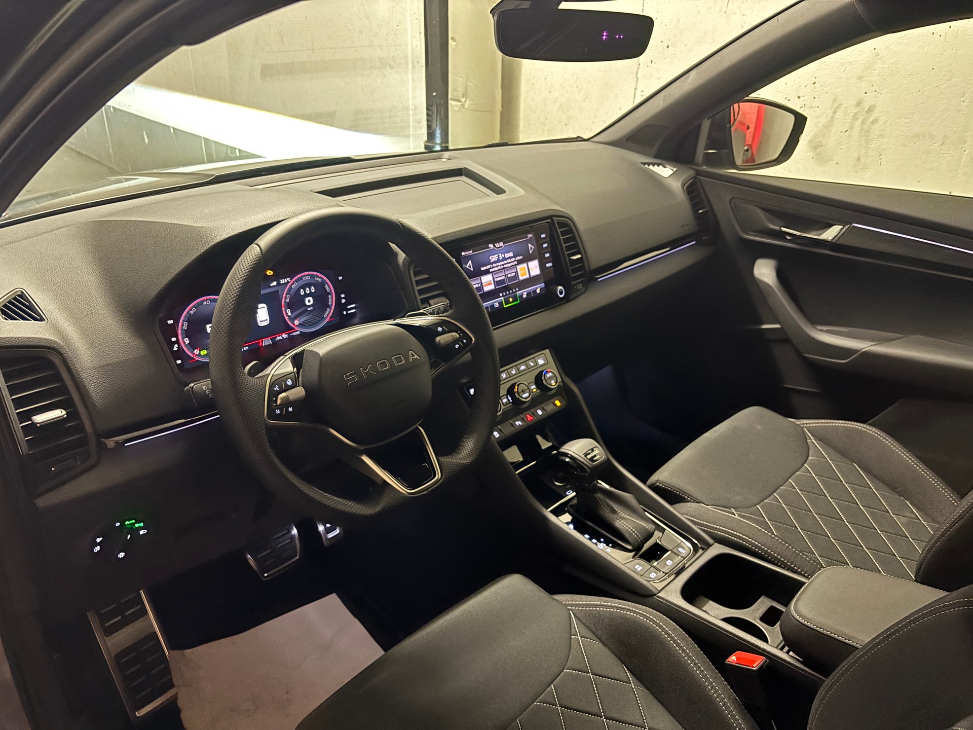 SKODA Karoq 2.0 TSI SportLine 4x4 DSG **Modell 2027**-image-11