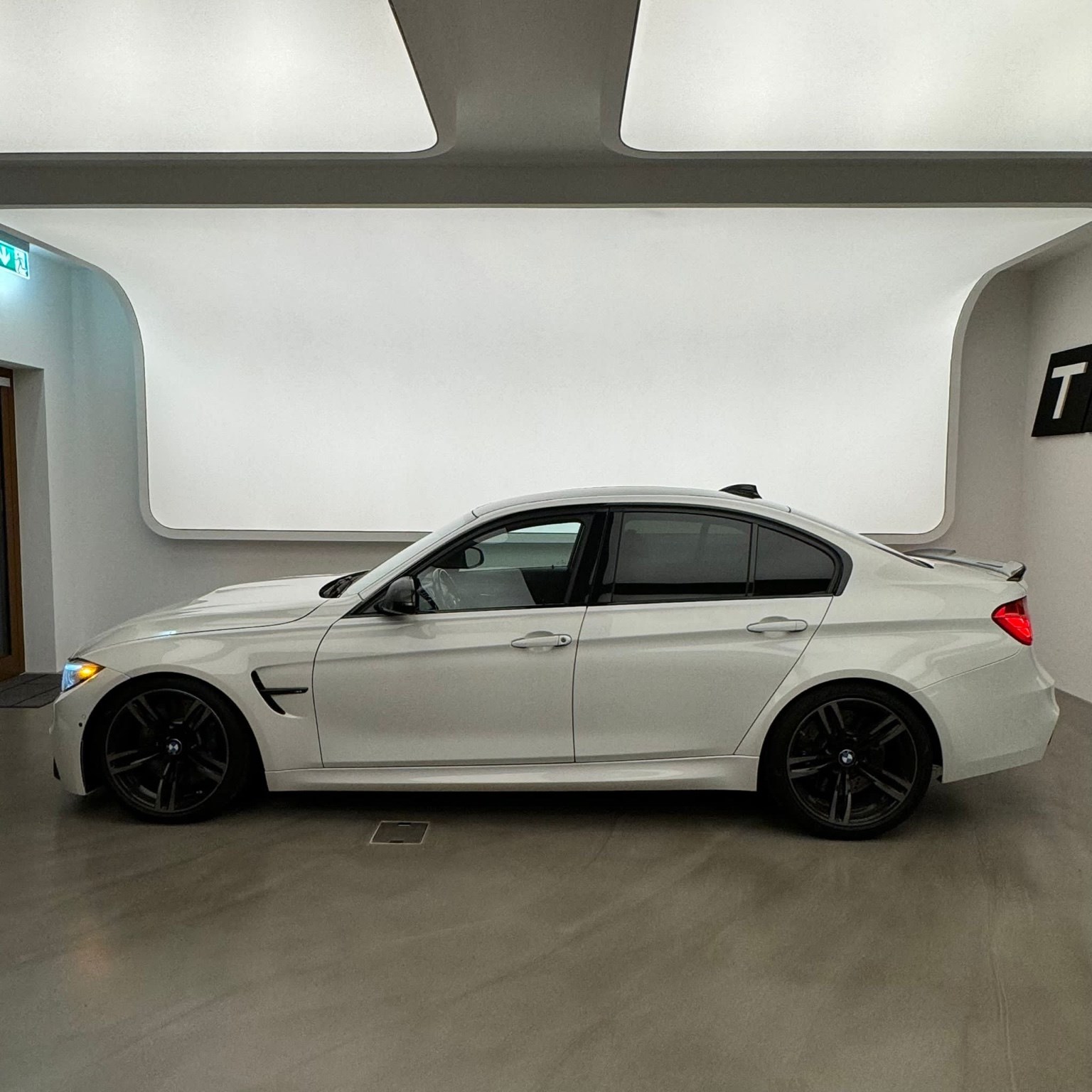BMW M3 Drivelogic-showroom-element-2