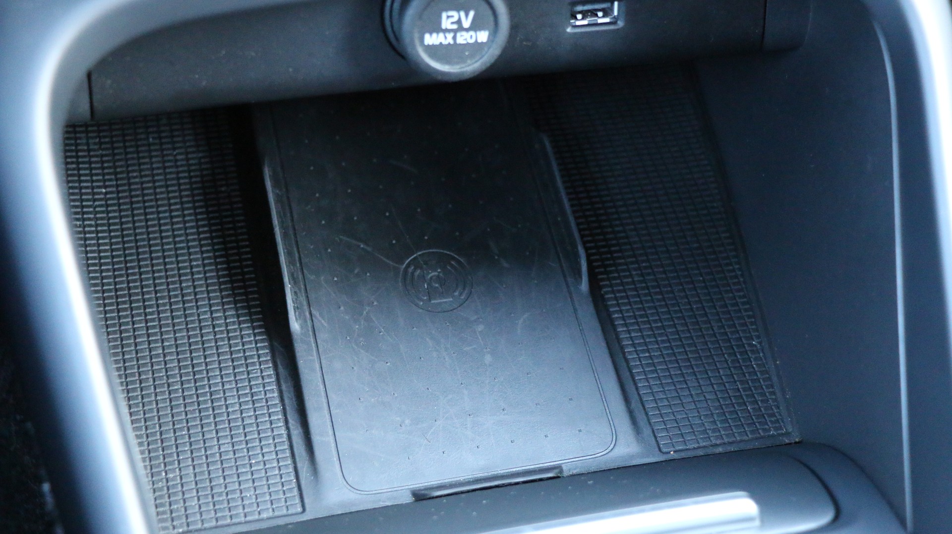 VOLVO XC40 T5 TwE R-Design Expr-image-16