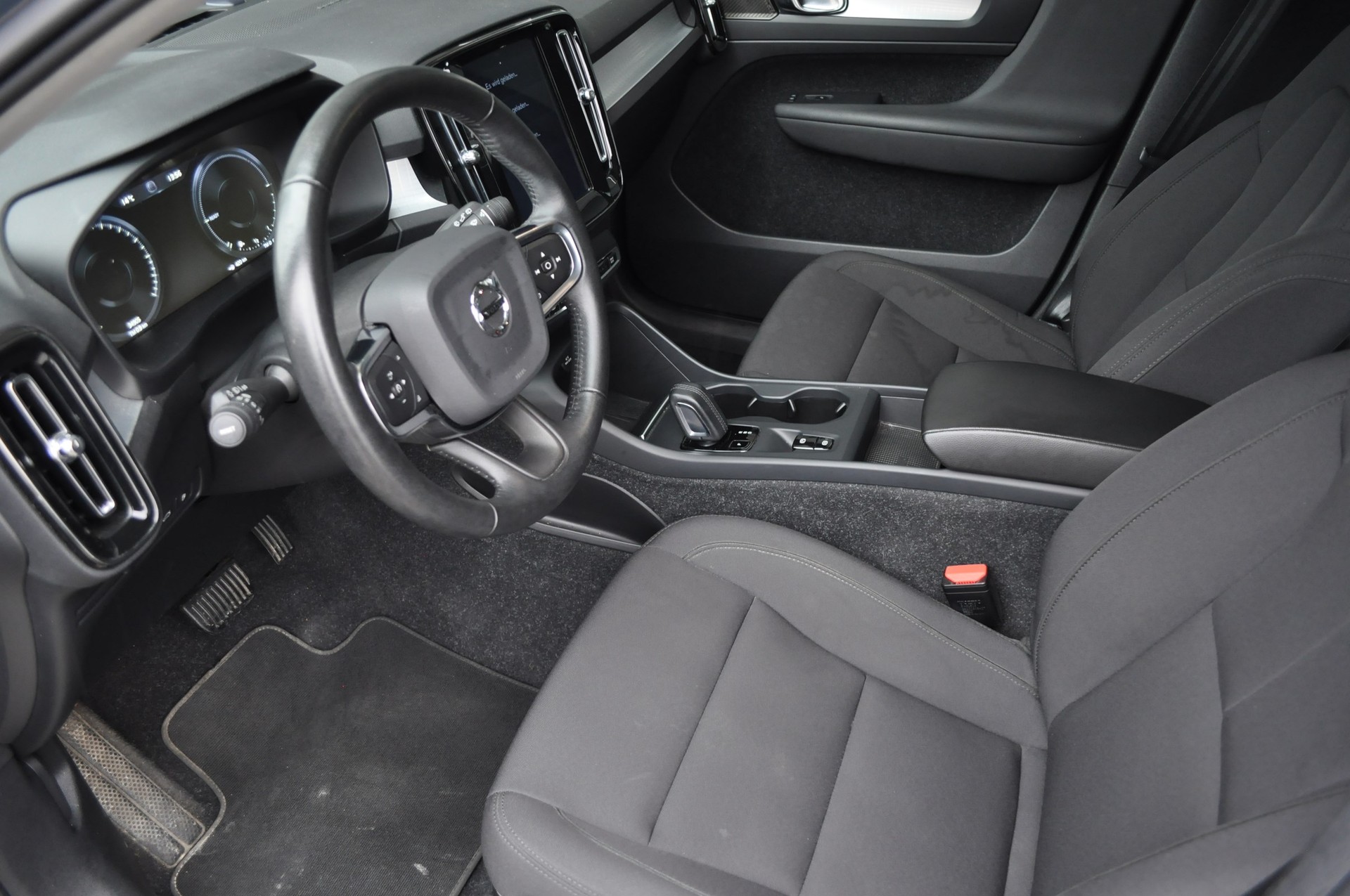 VOLVO XC40 T5 TwE R-Design Expr-image-8