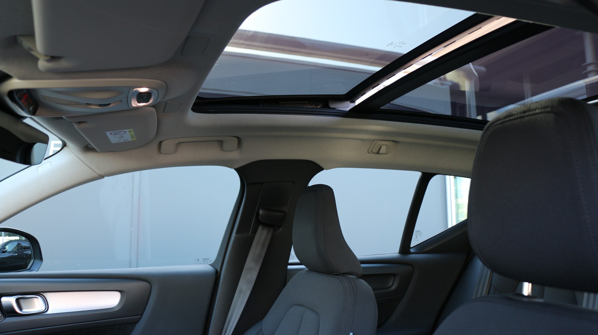 VOLVO XC40 T5 TwE R-Design Expr-image-18