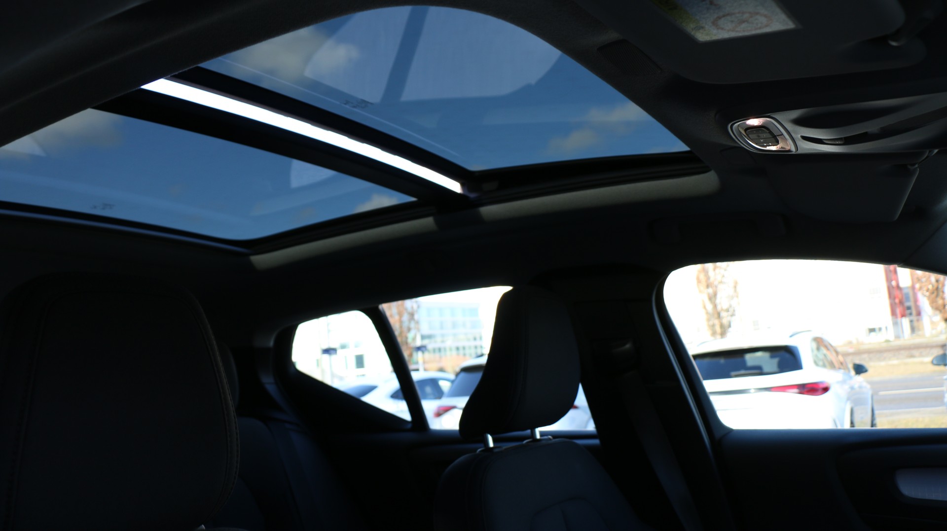 VOLVO XC40 T5 TwE R-Design Expr-image-27